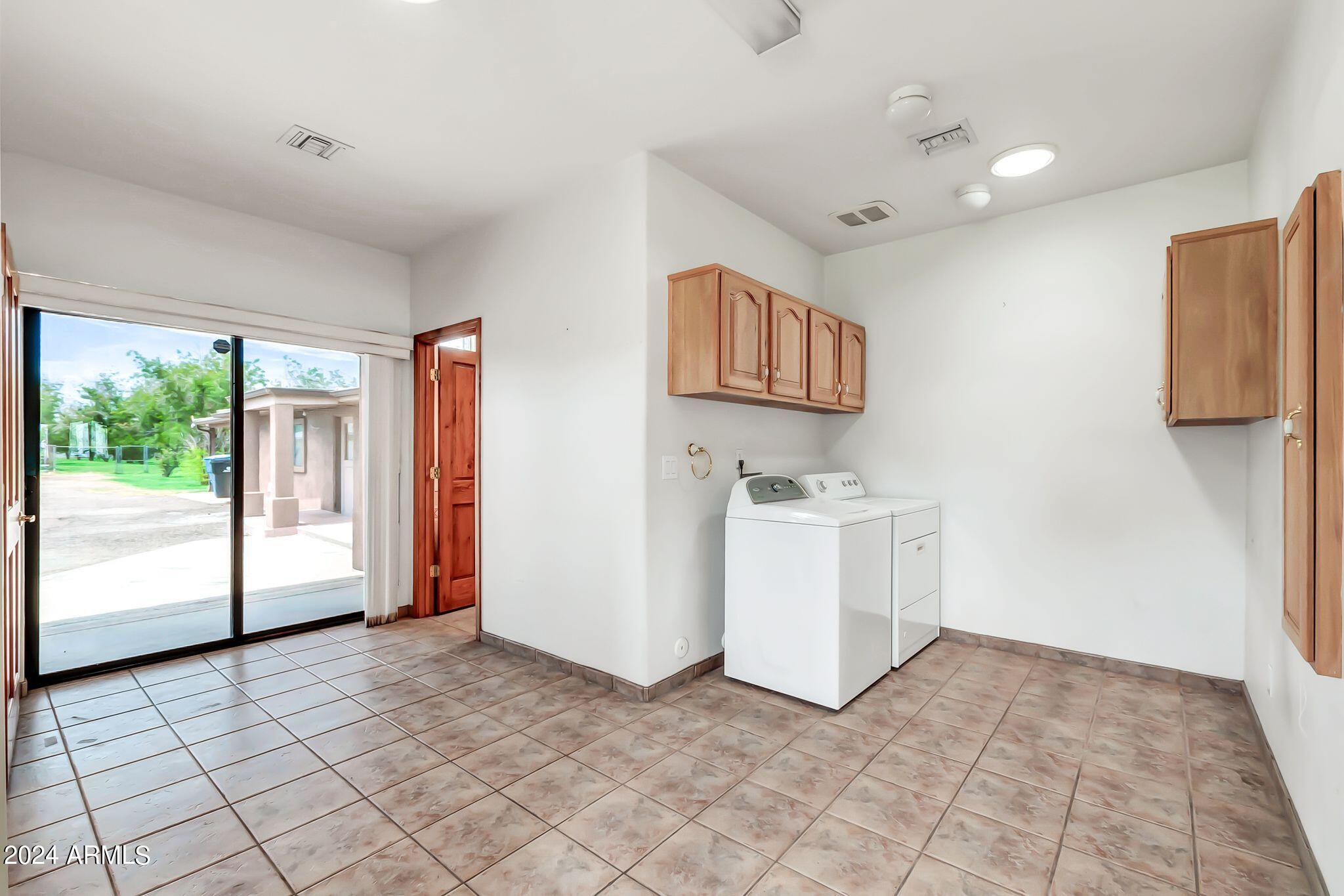 102 N 67TH Avenue