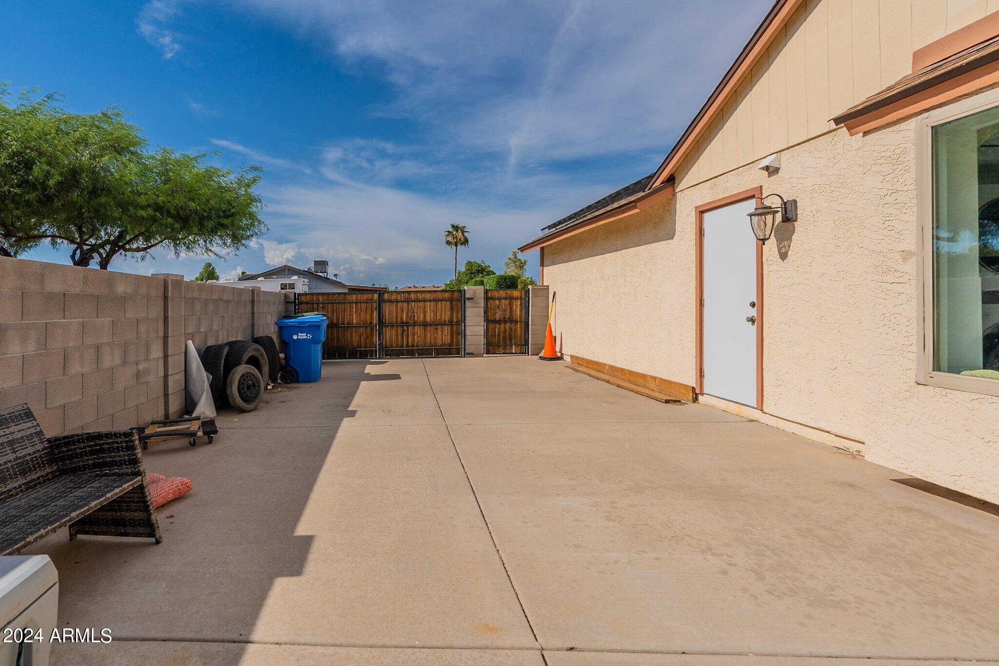 4001 W WOODRIDGE Drive