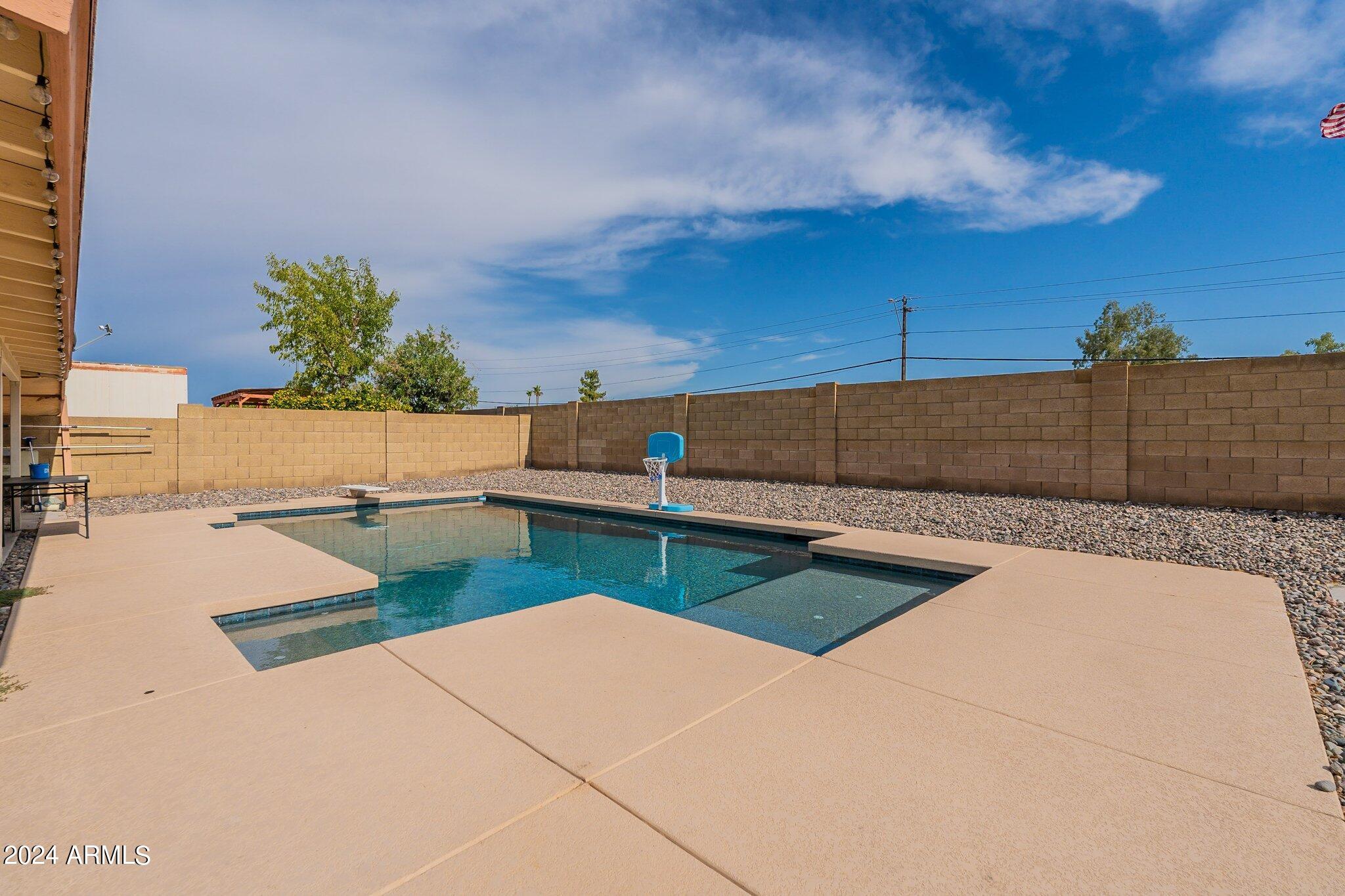 4001 W WOODRIDGE Drive