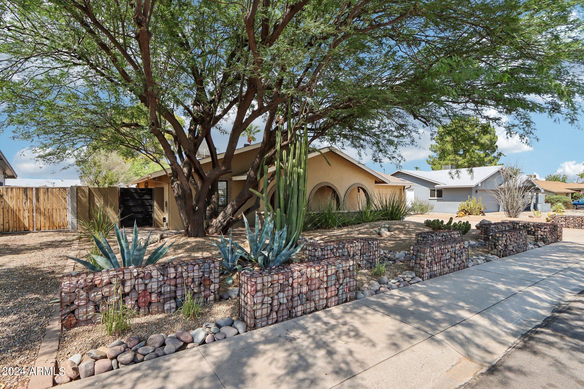 3116 E SIERRA Street