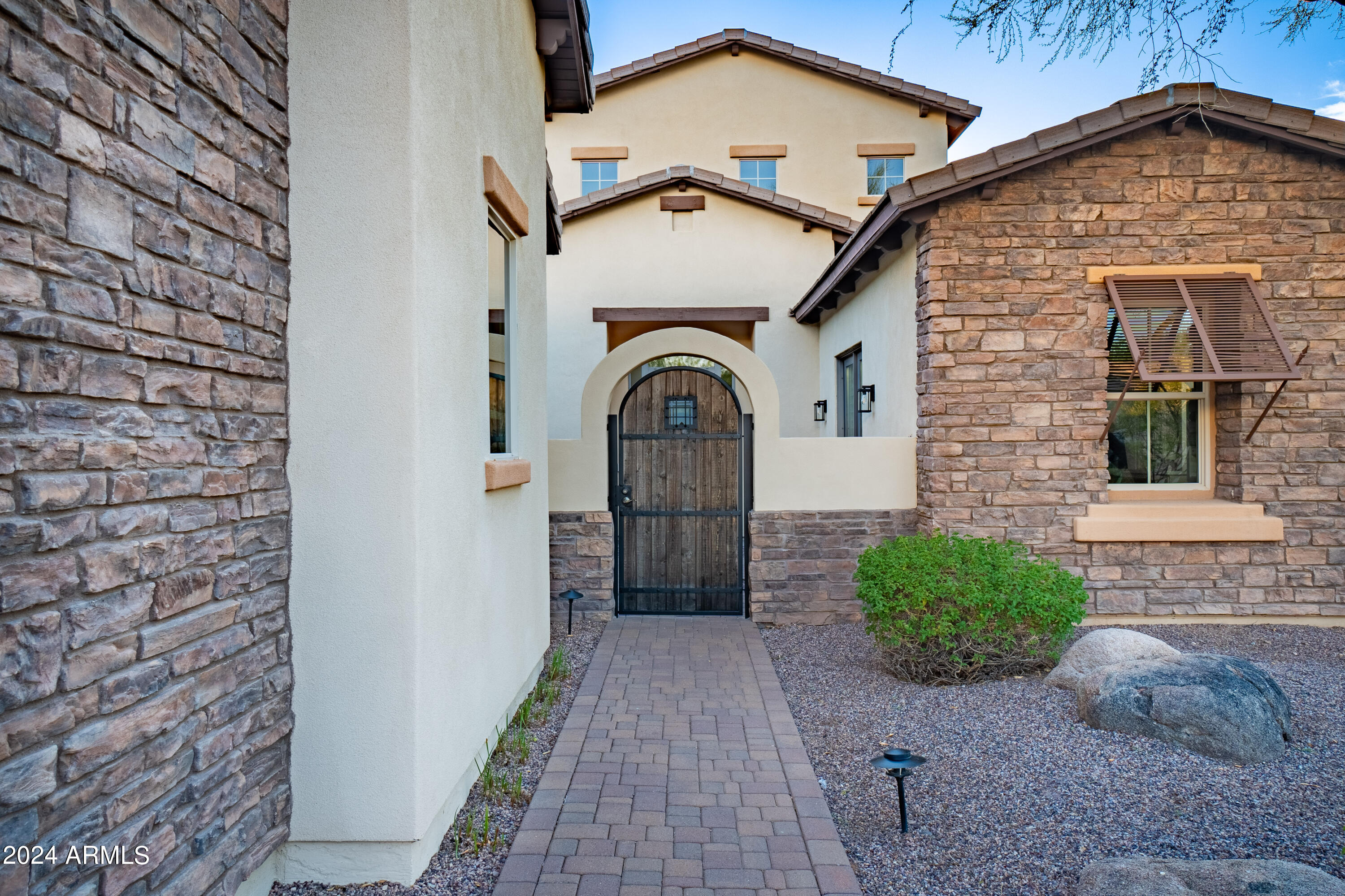 5216 E BARWICK Drive