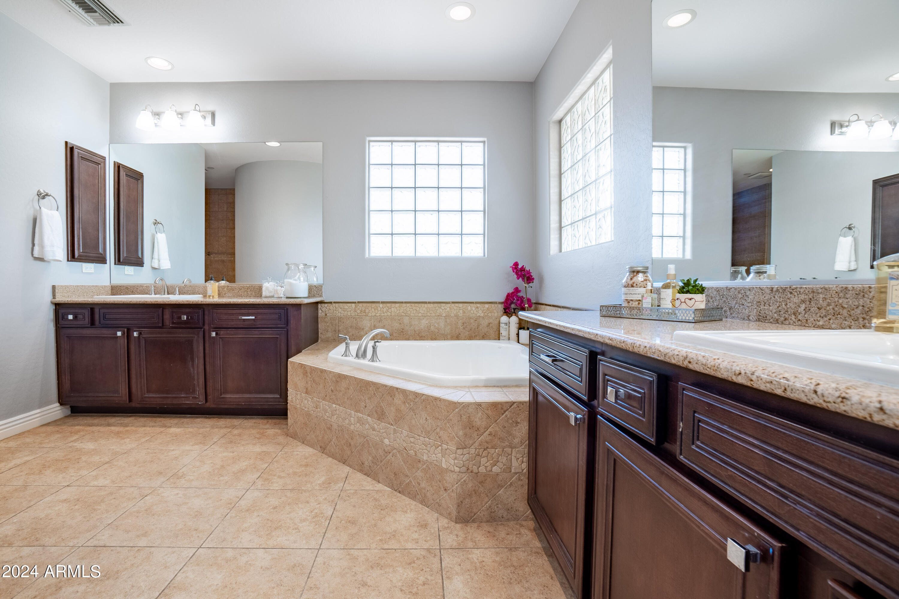 5216 E BARWICK Drive