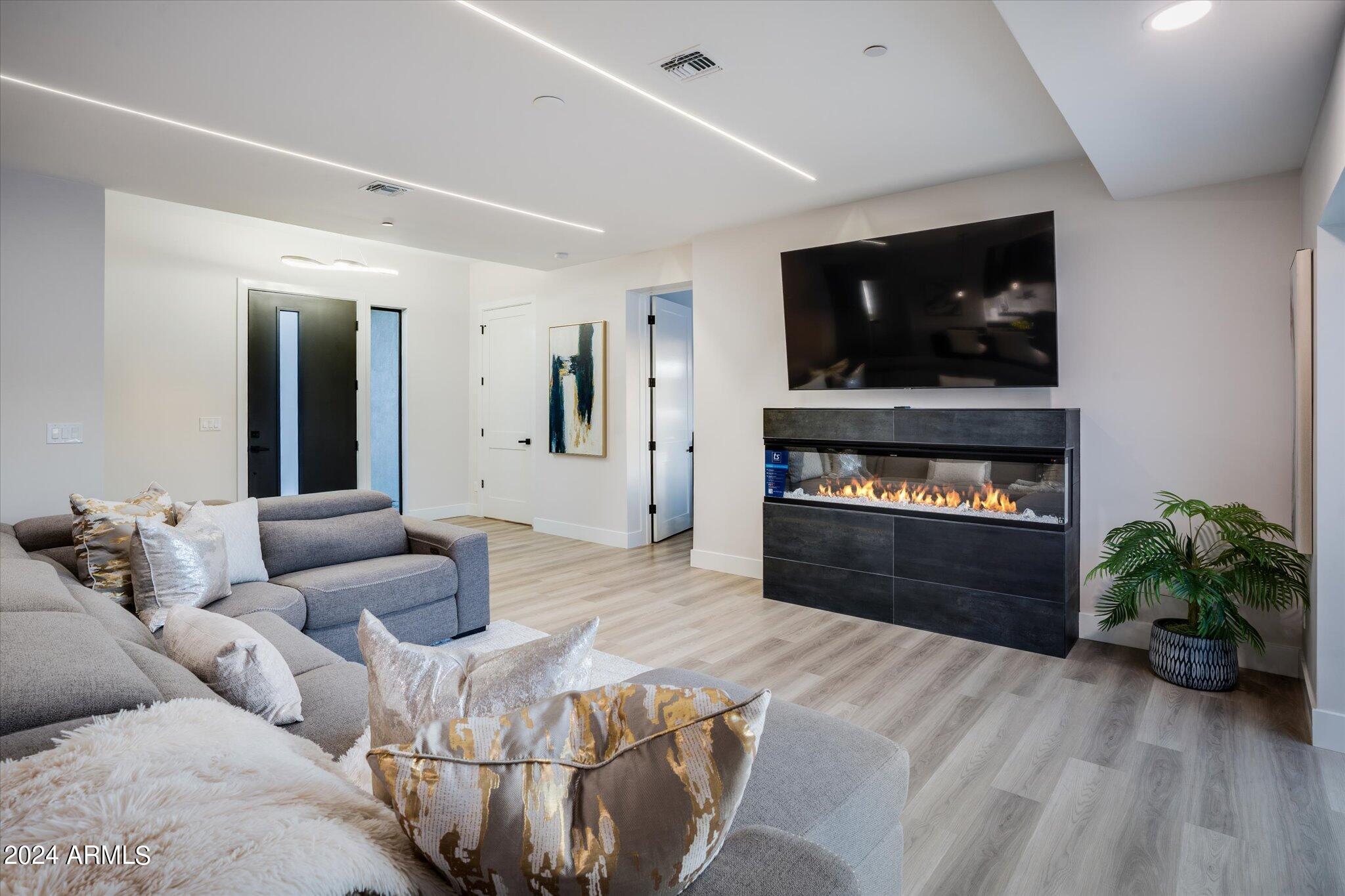 8714 E RANCHO VISTA Drive