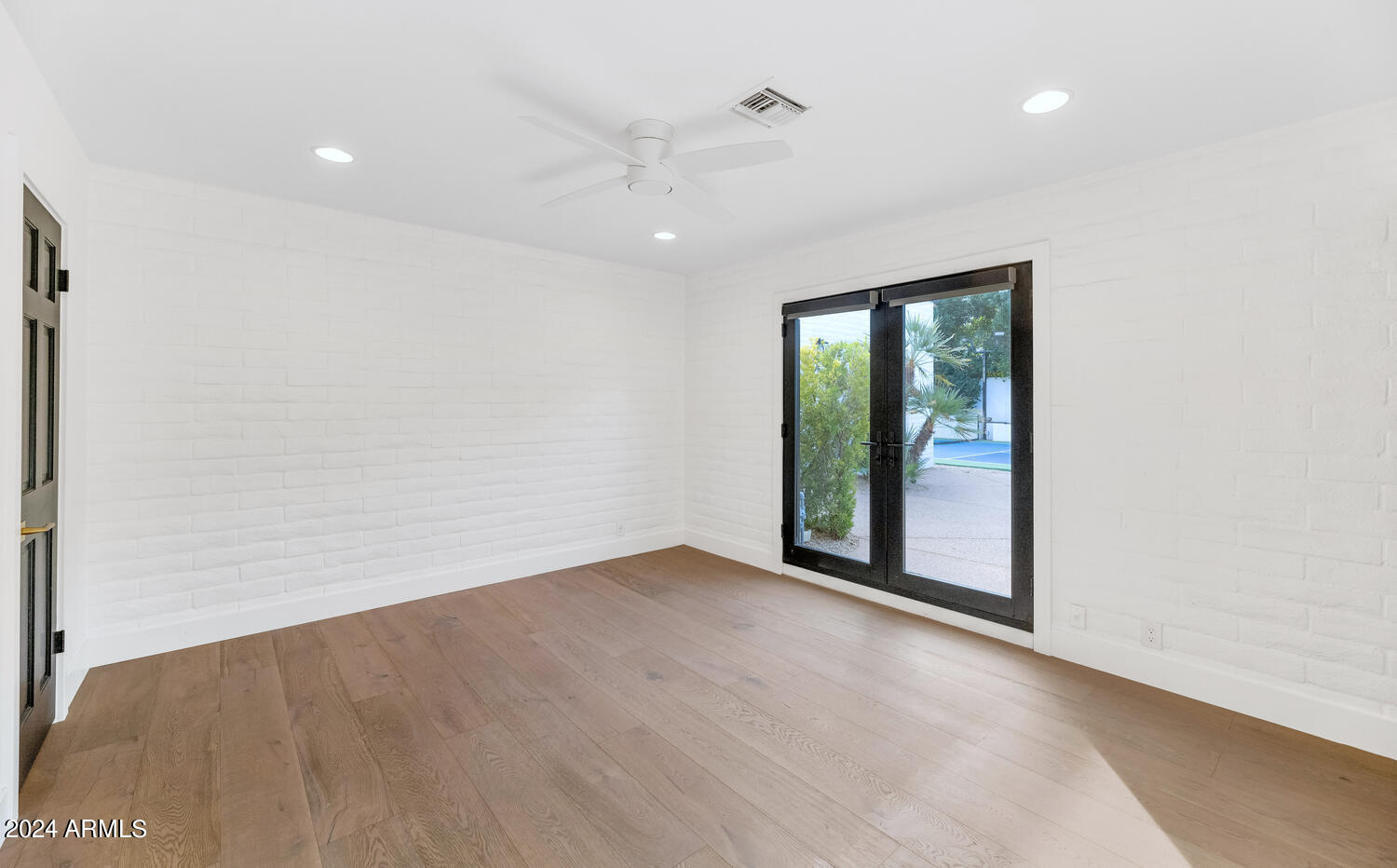 5409 E MCDONALD Drive