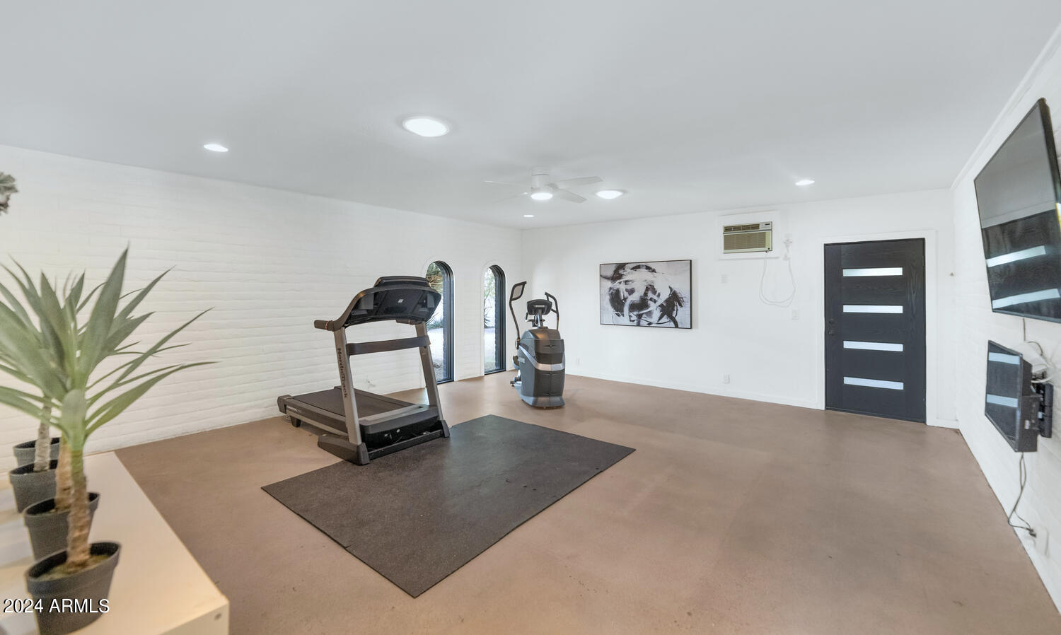 5409 E MCDONALD Drive