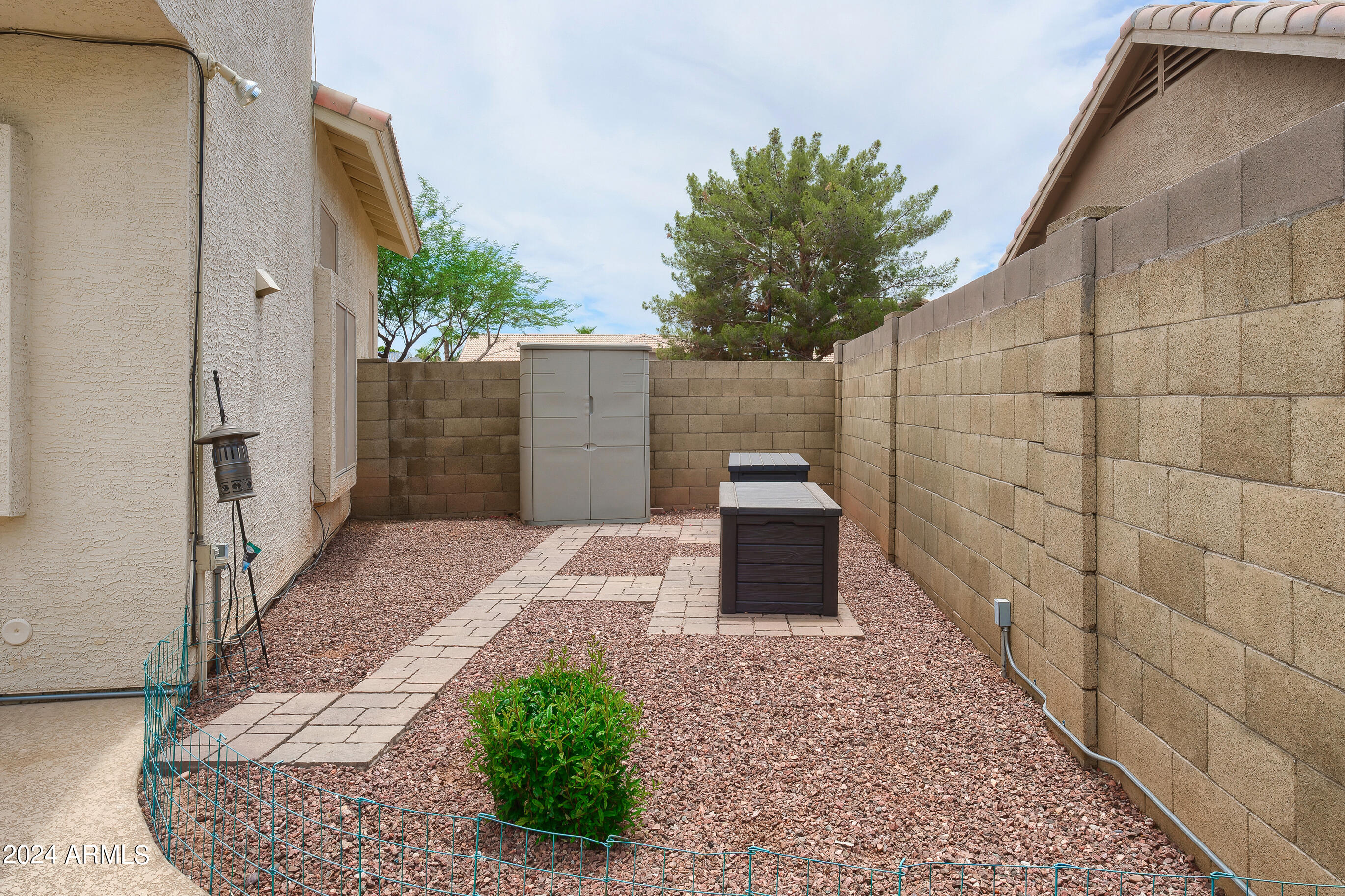 1120 E ARTESIAN Way