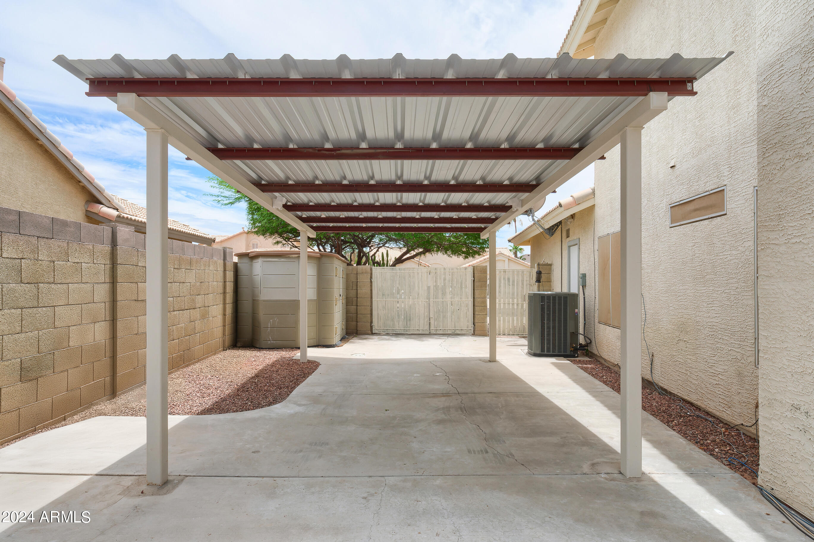 1120 E ARTESIAN Way