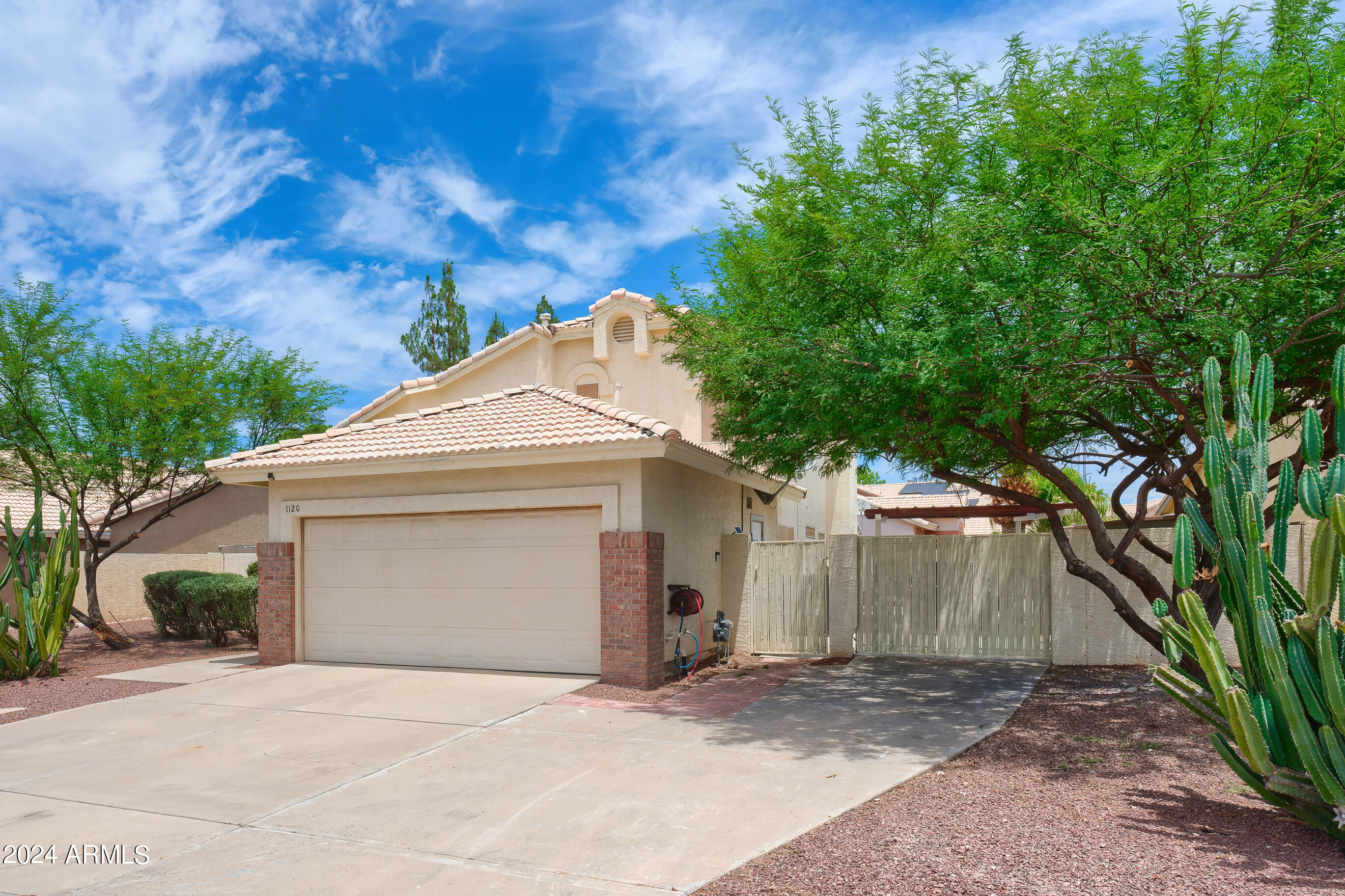 1120 E ARTESIAN Way