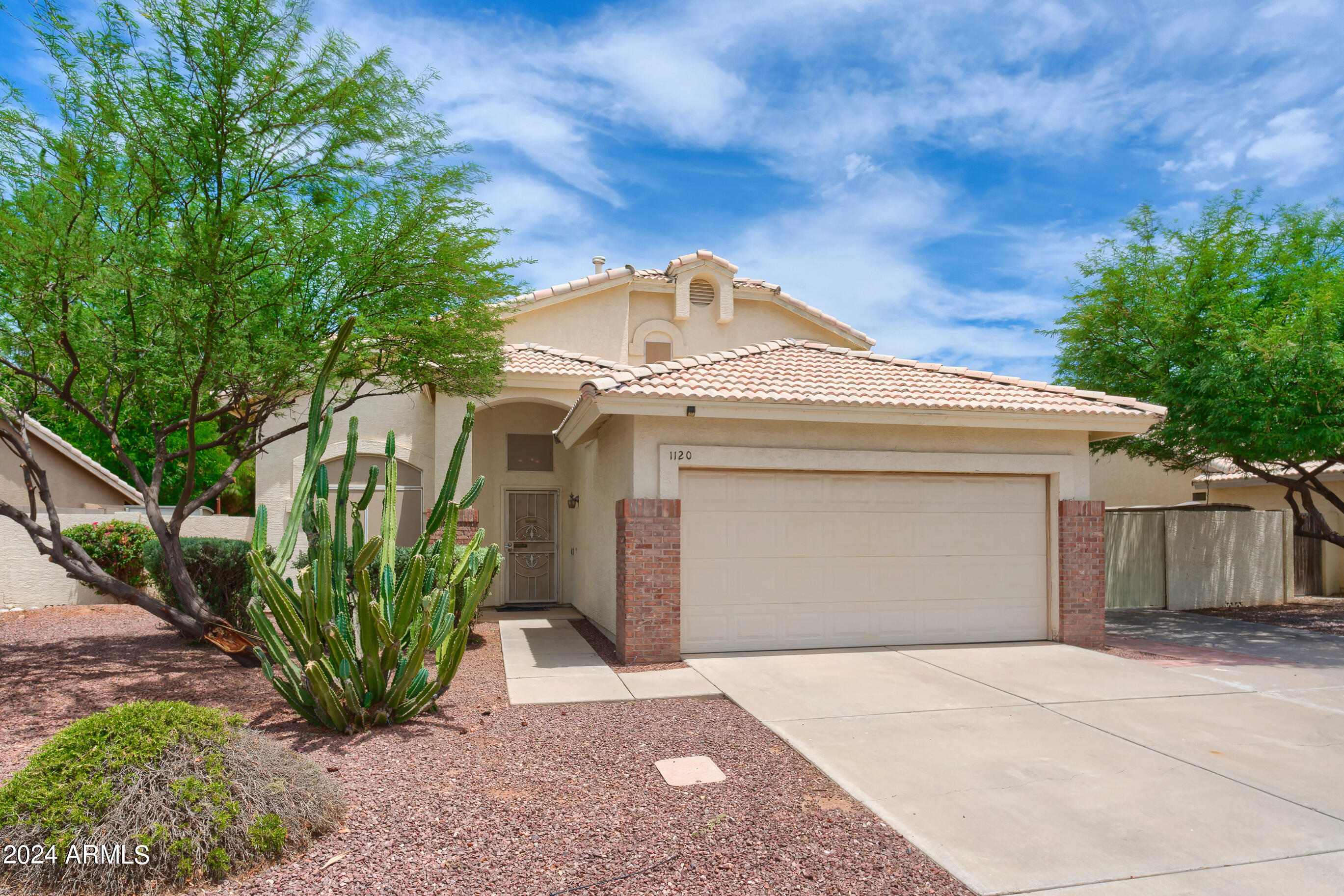 1120 E ARTESIAN Way