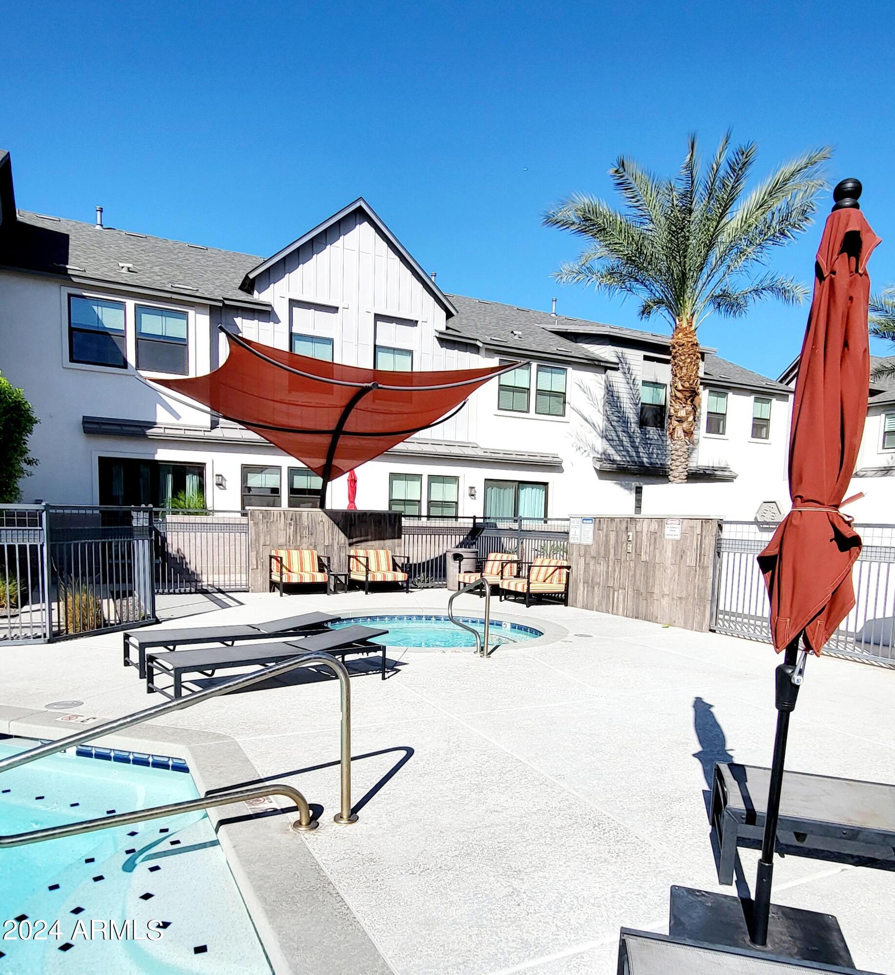 3200 N 39th Street, 33