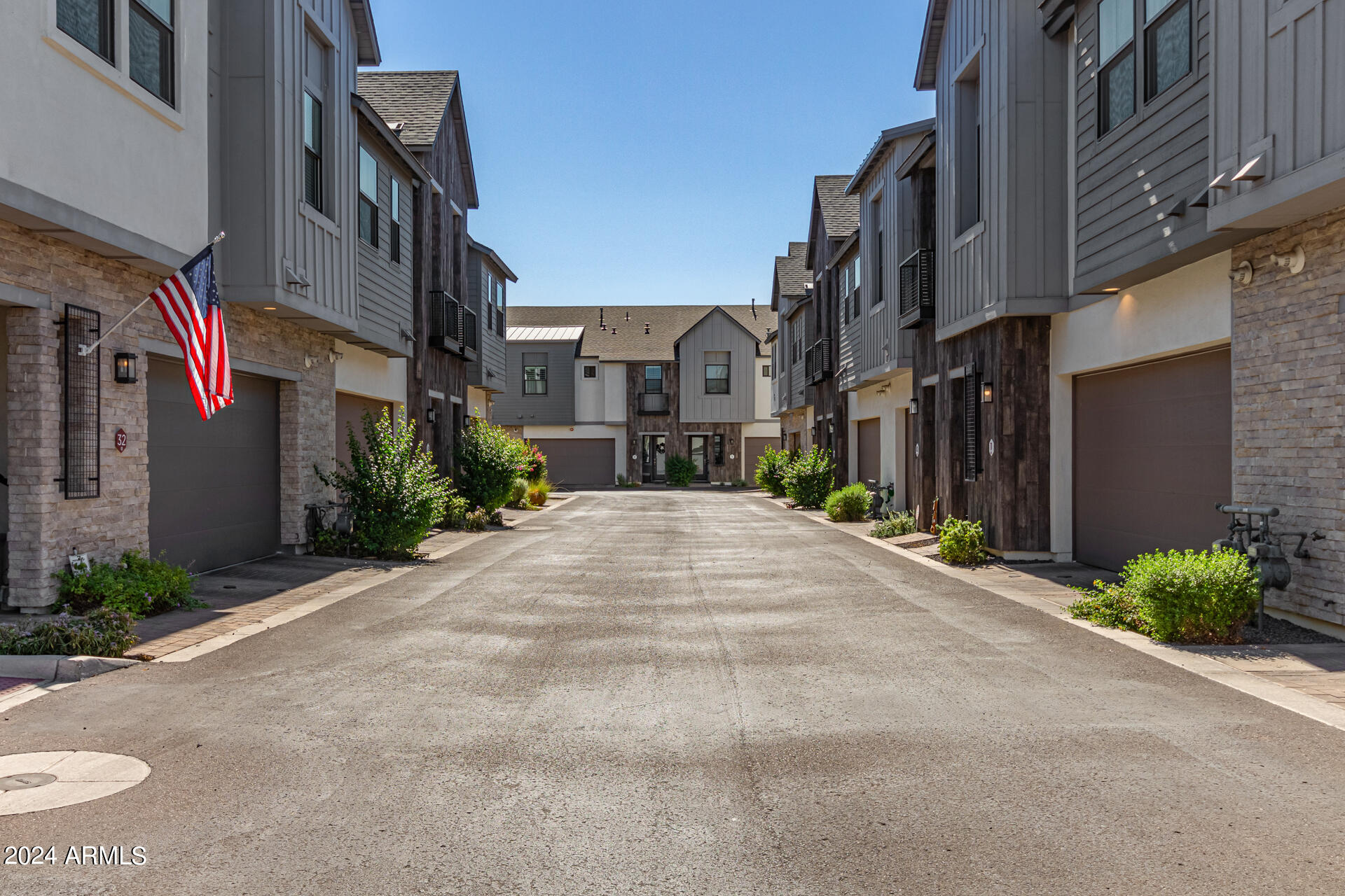 3200 N 39th Street, 33