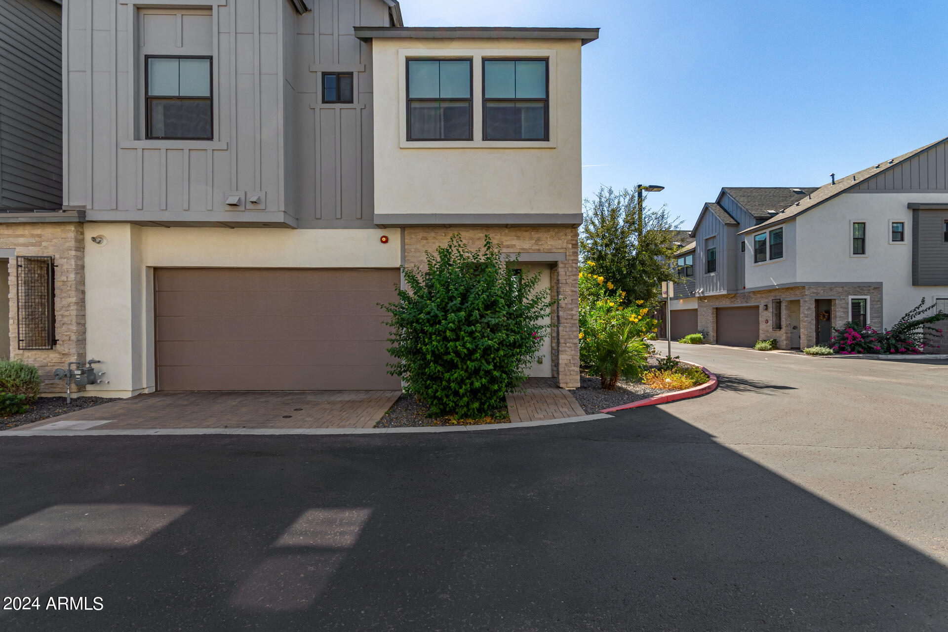 3200 N 39th Street, 33