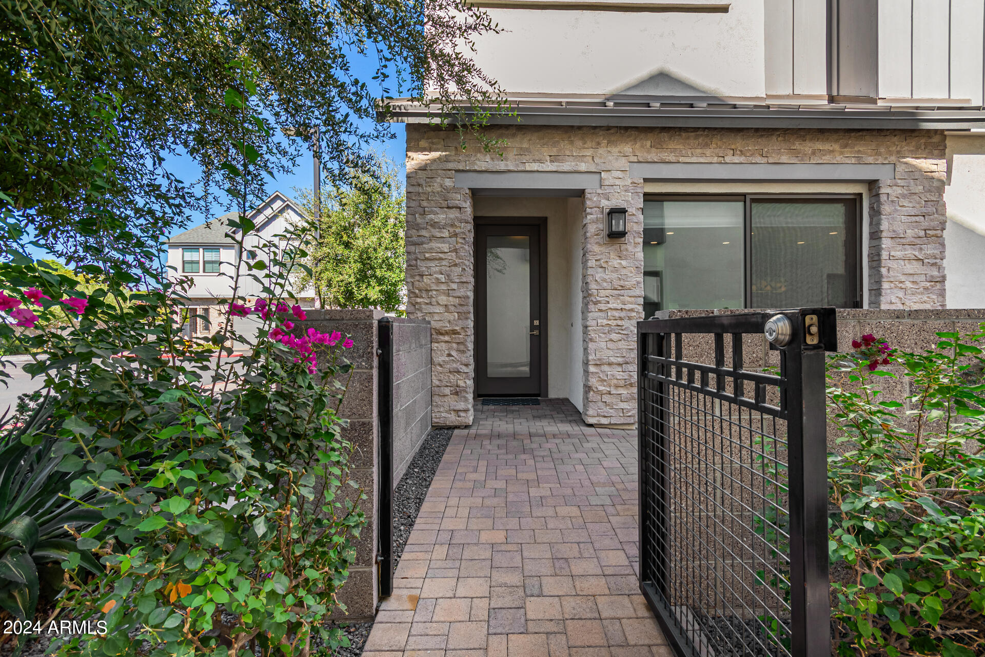 3200 N 39th Street, 33