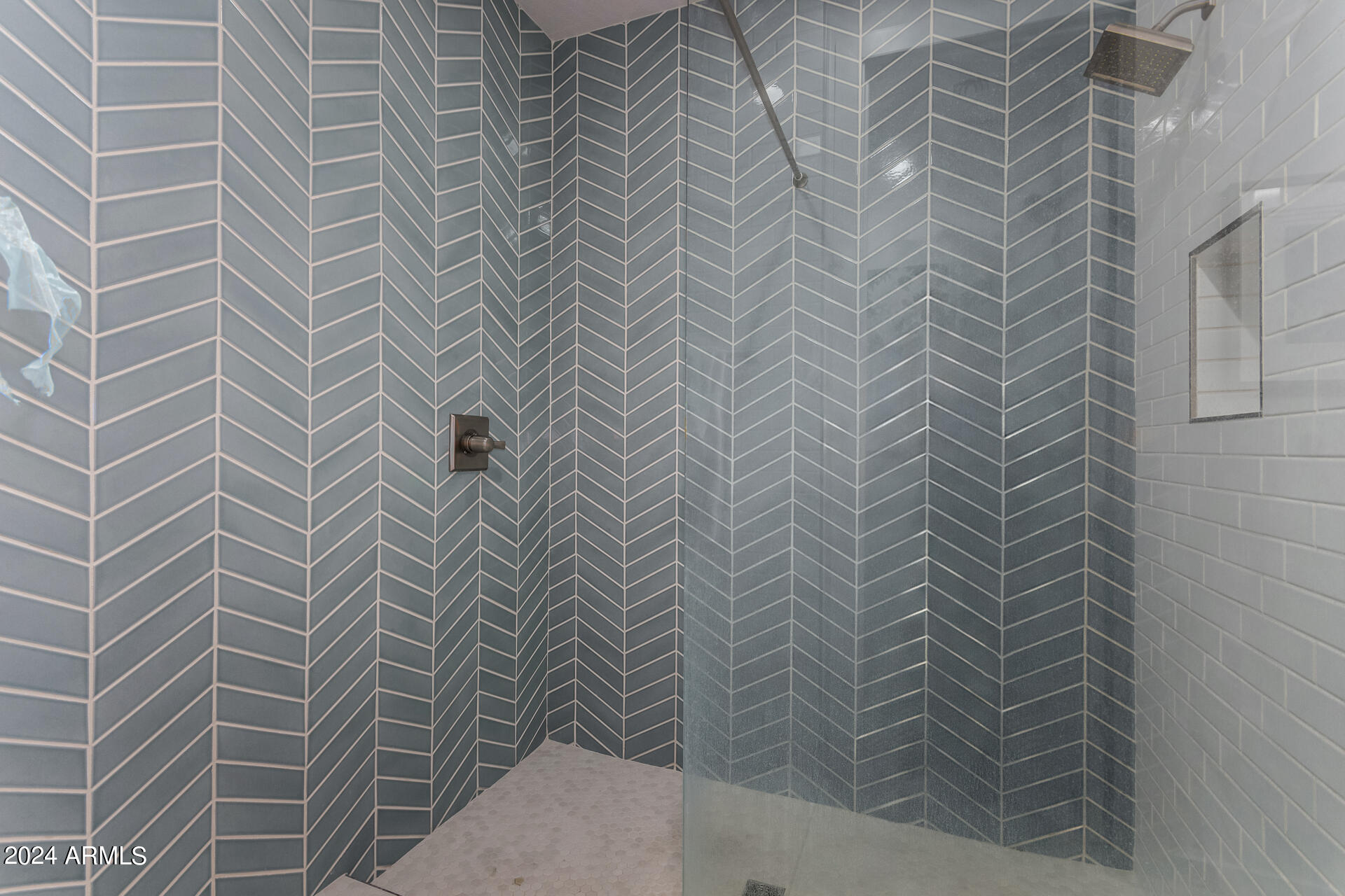 3200 N 39th Street, 33