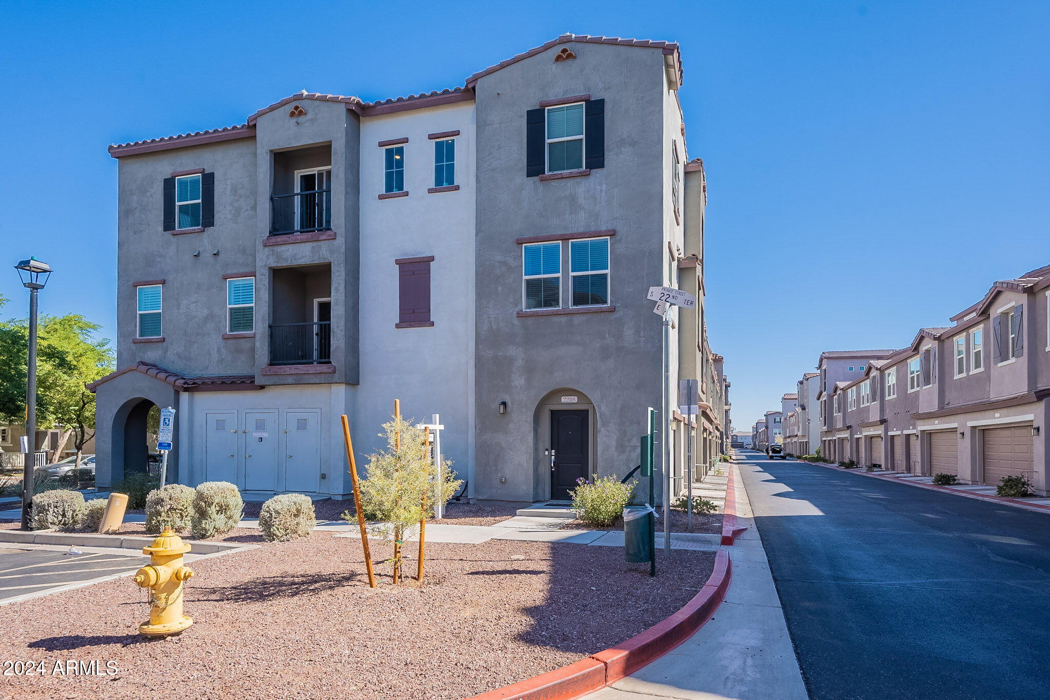 2208 E HIDALGO Avenue