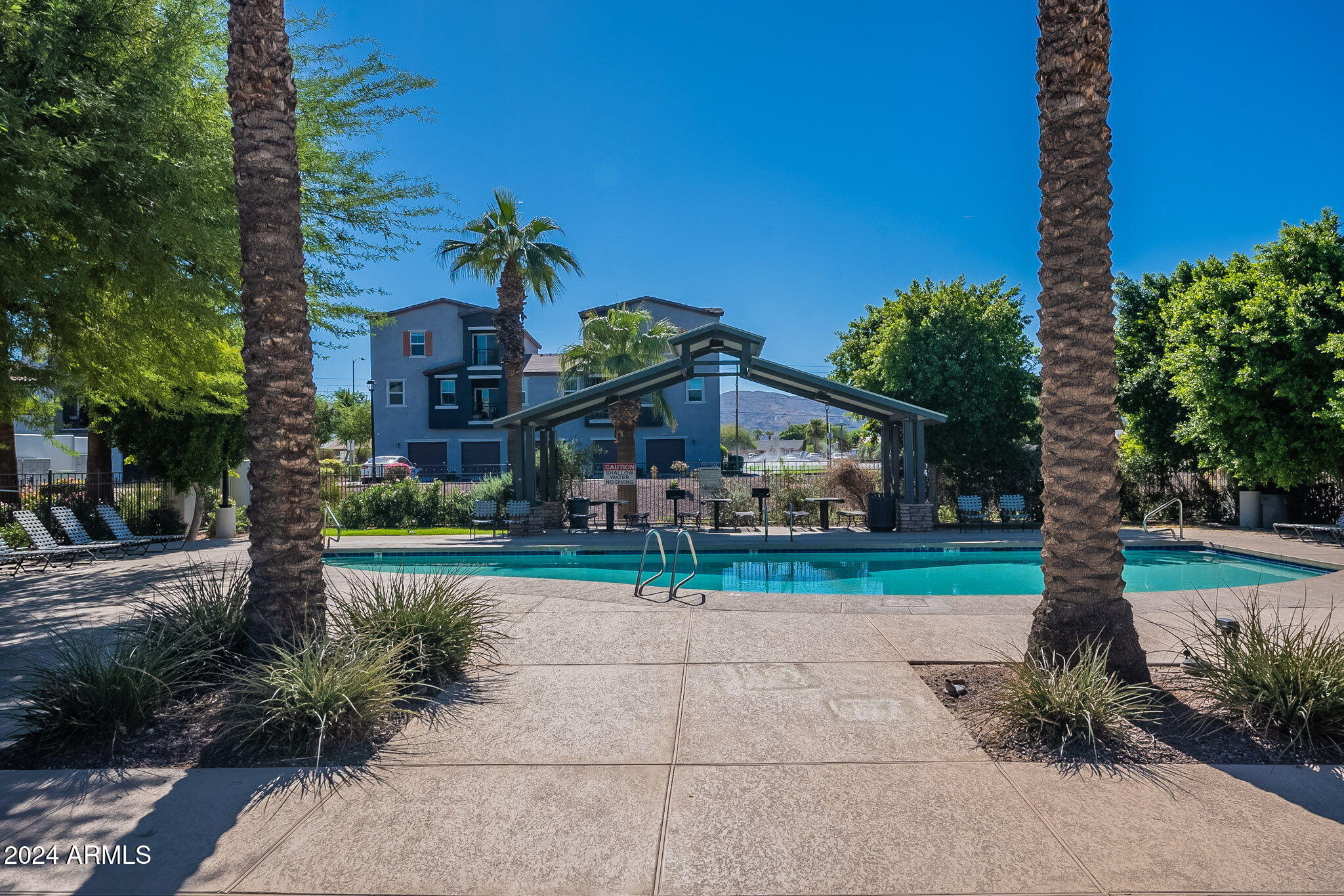 2208 E HIDALGO Avenue