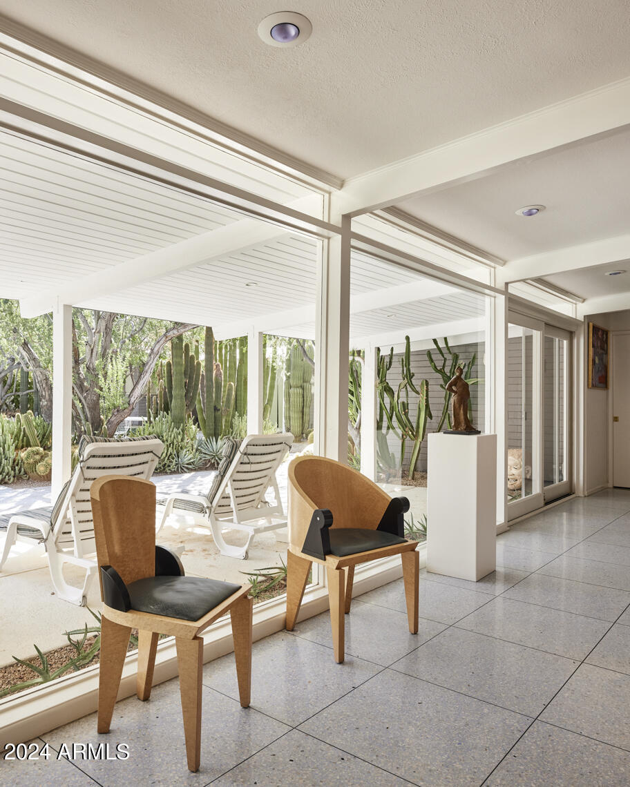 2201 E MARSHALL Avenue