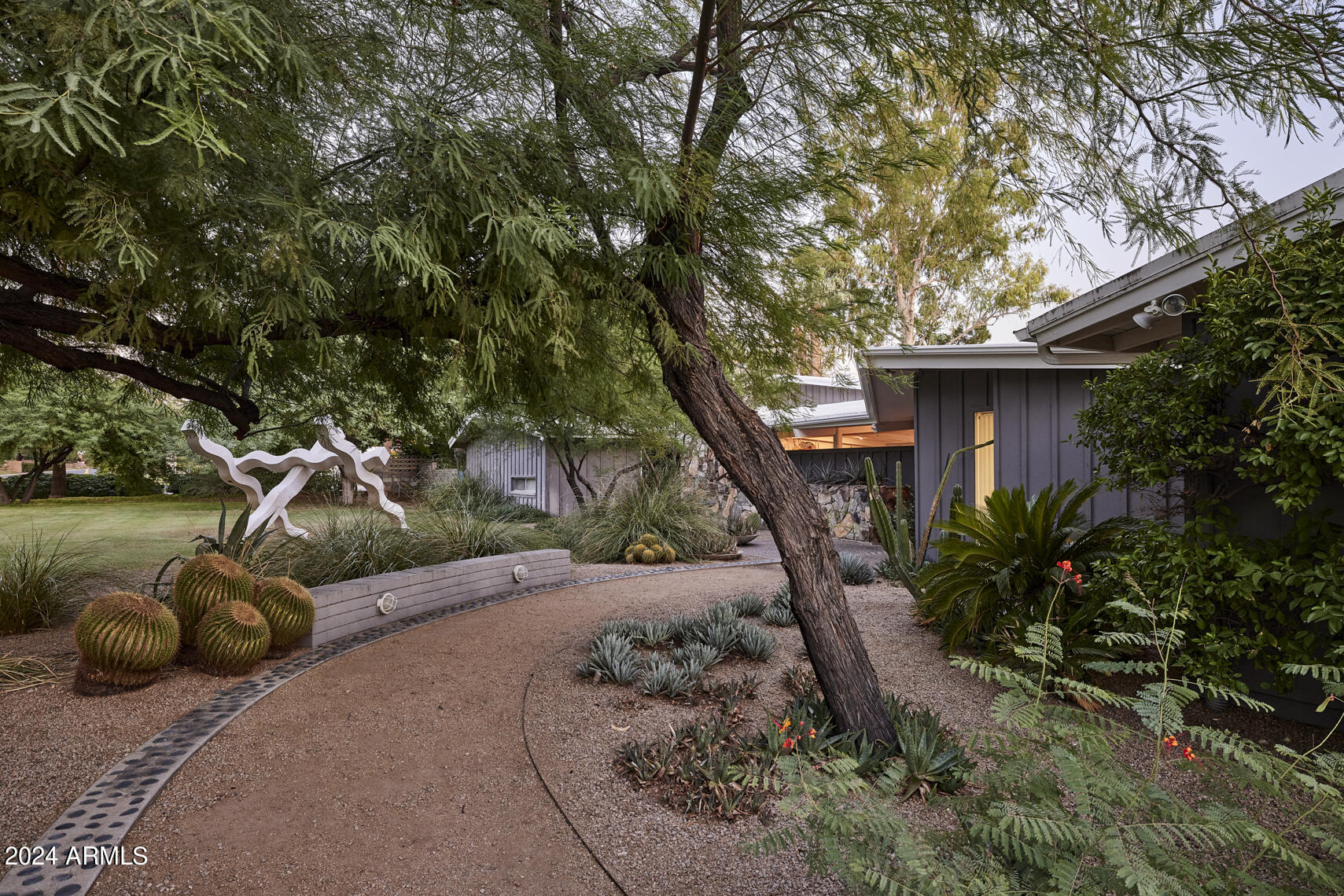 2201 E MARSHALL Avenue