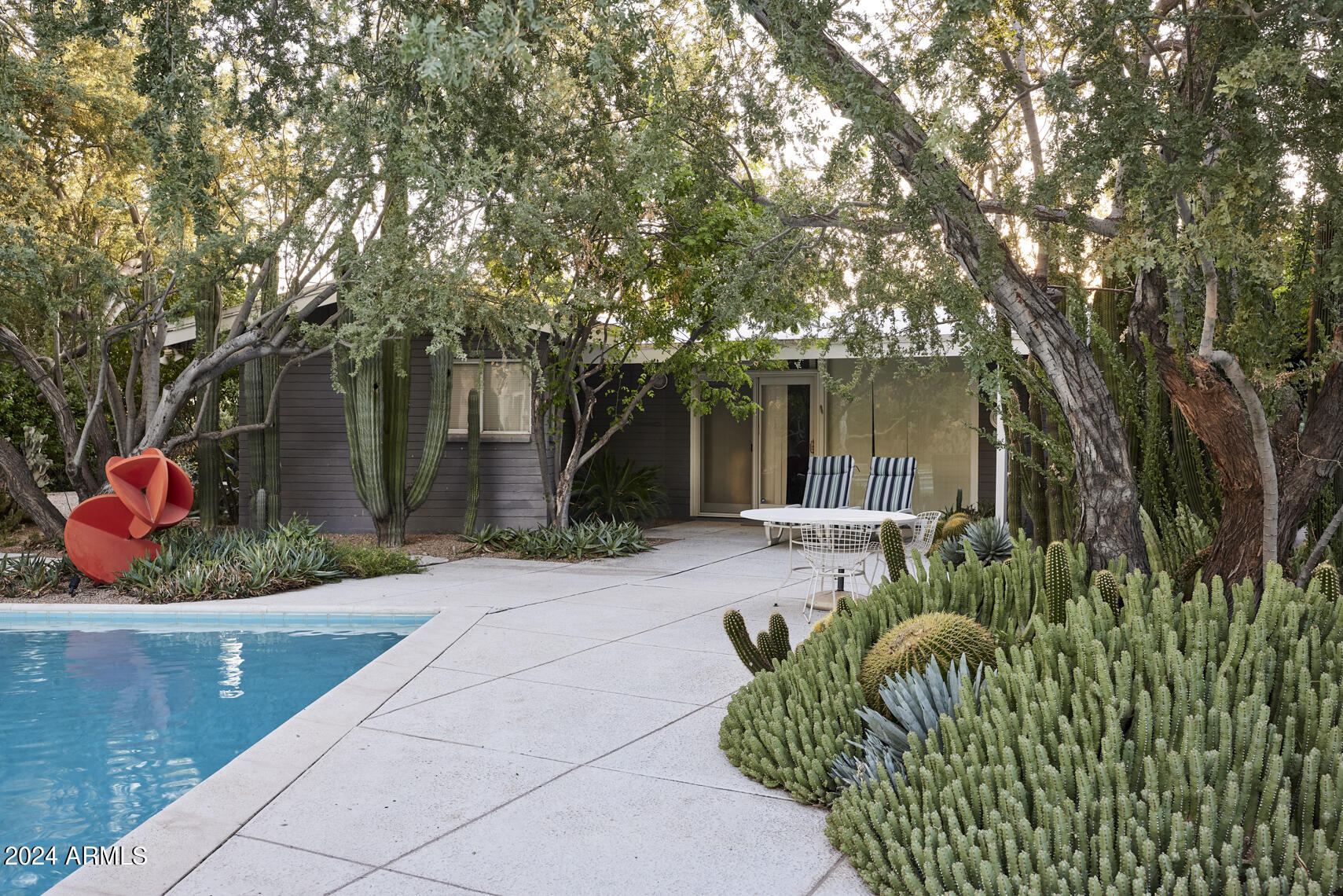 2201 E MARSHALL Avenue