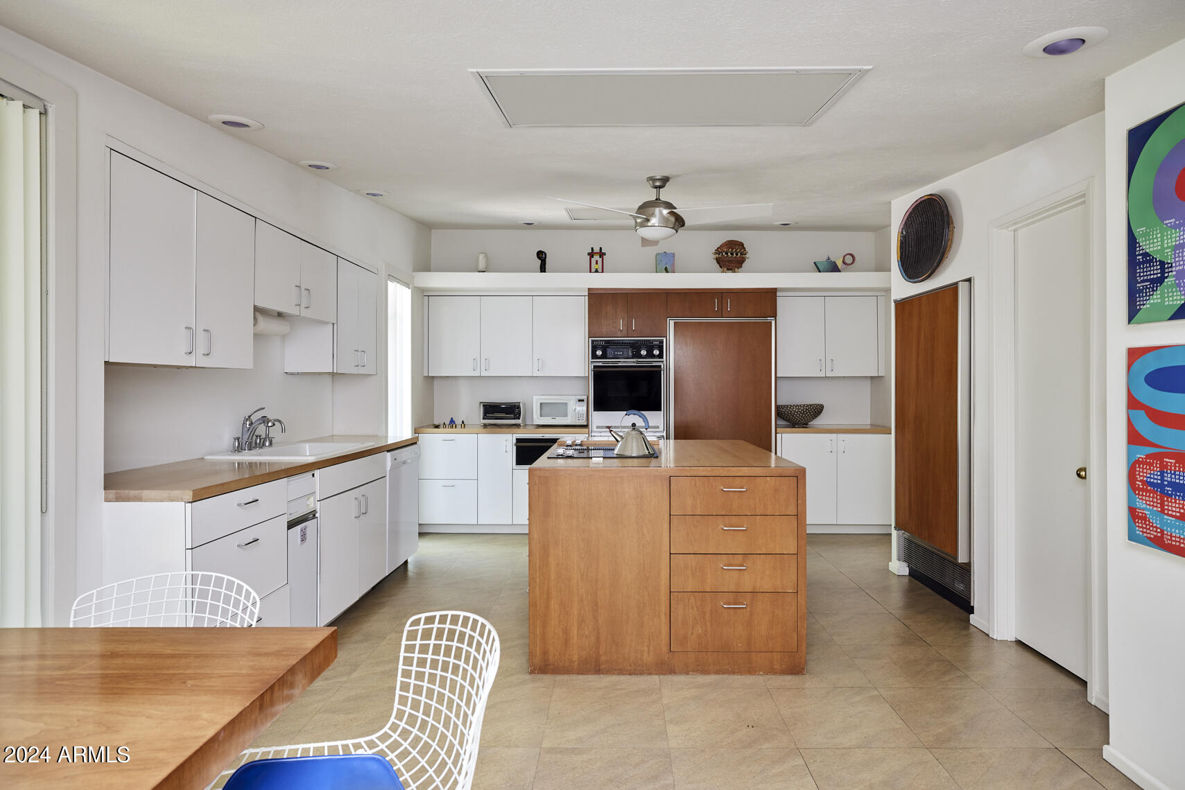 2201 E MARSHALL Avenue