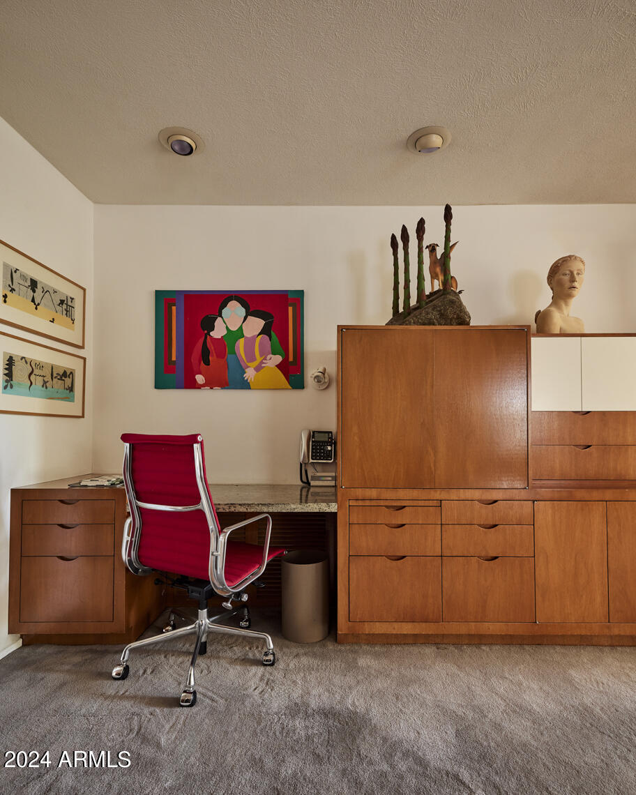 2201 E MARSHALL Avenue