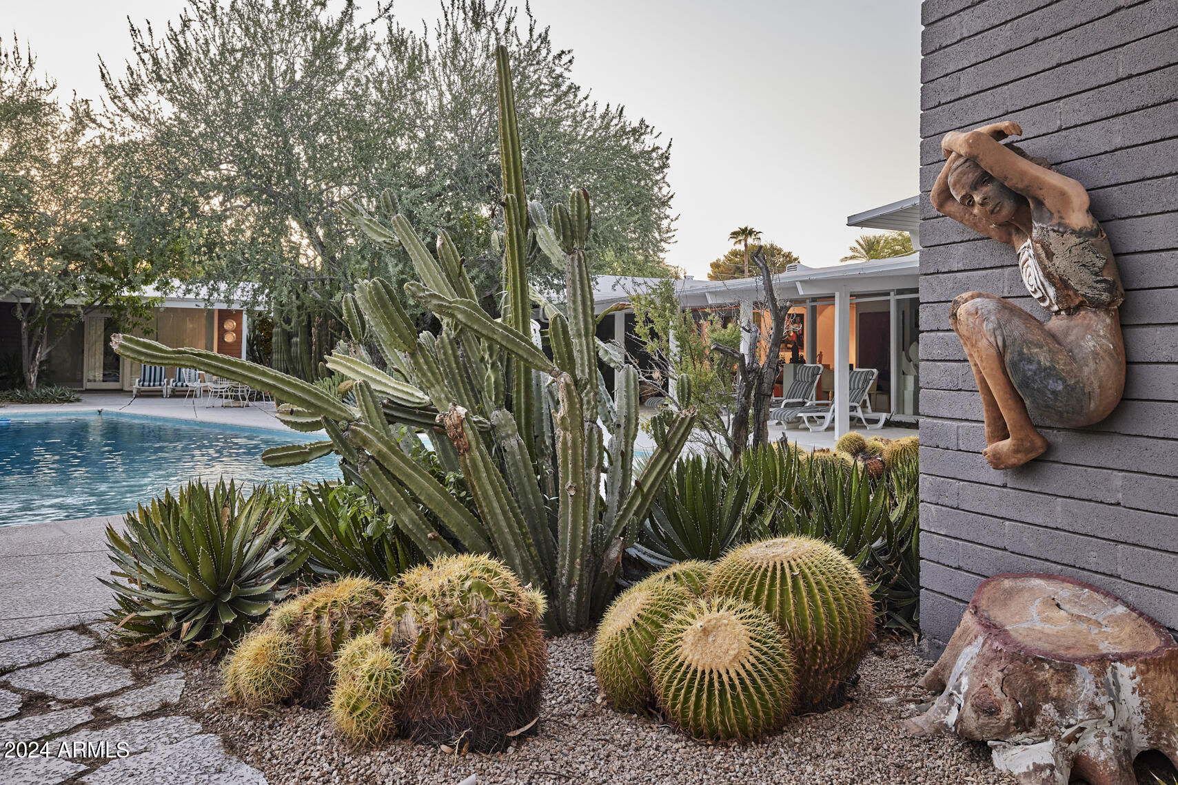 2201 E MARSHALL Avenue