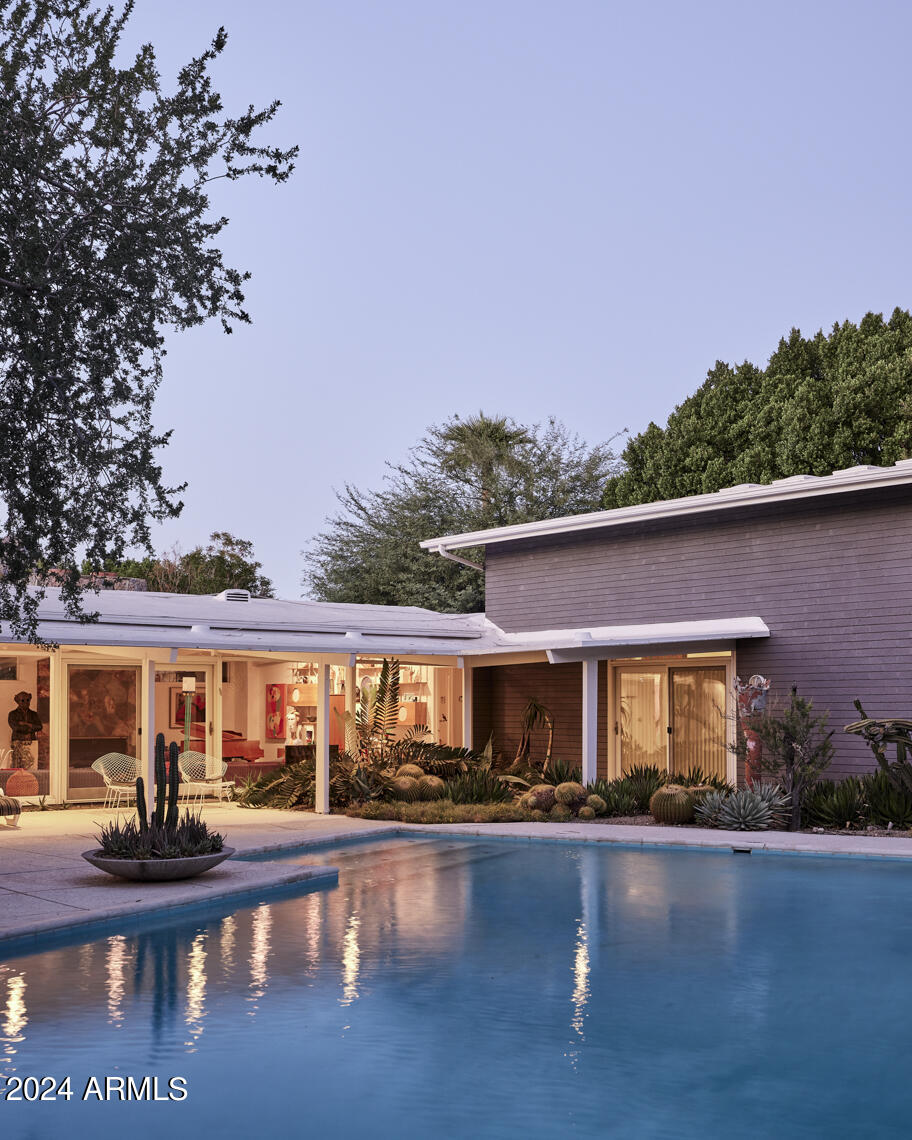 2201 E MARSHALL Avenue