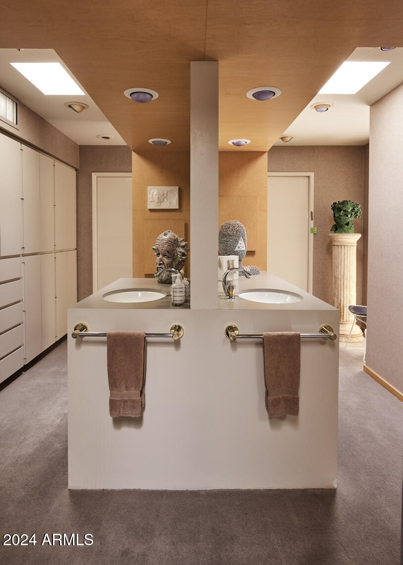 2201 E MARSHALL Avenue