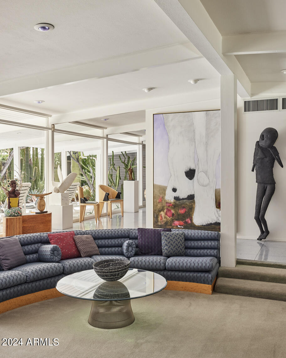 2201 E MARSHALL Avenue