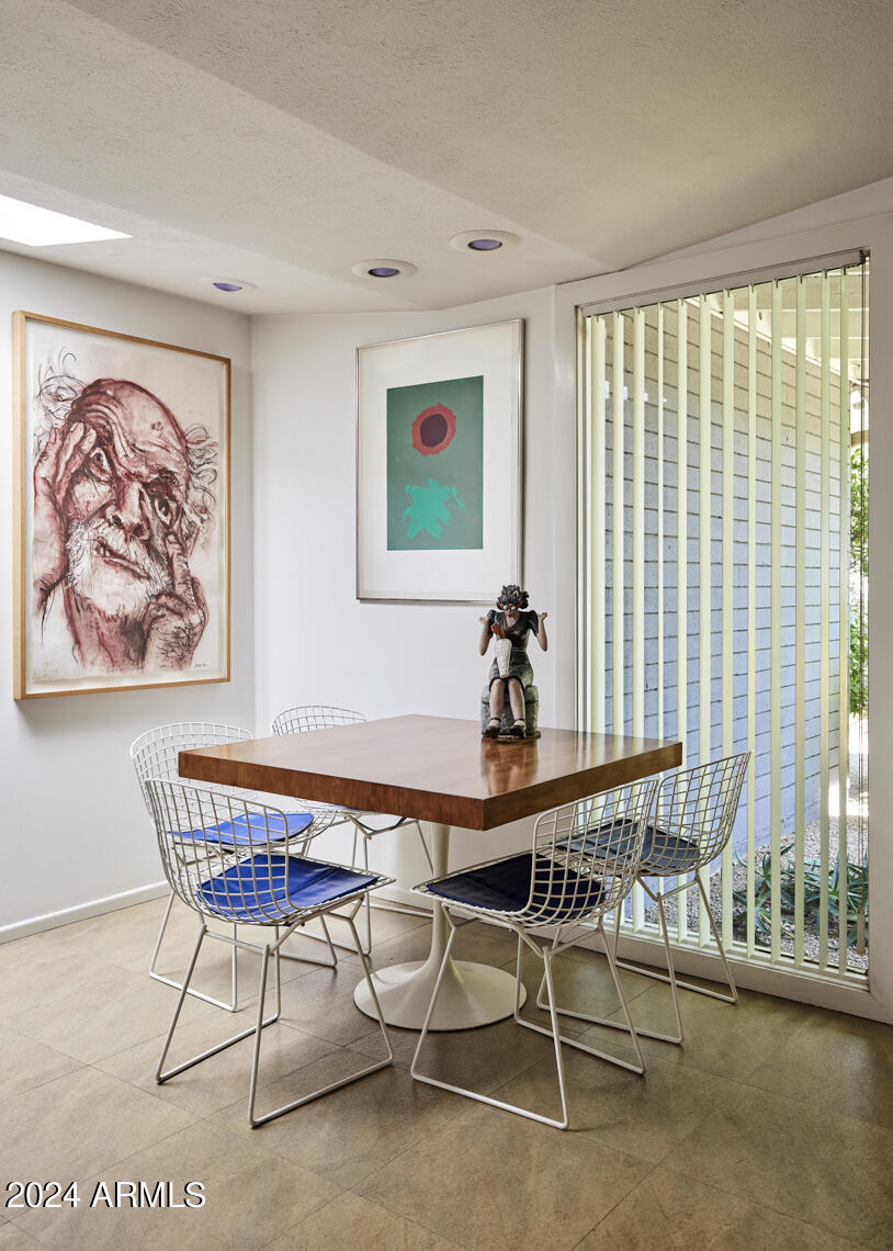 2201 E MARSHALL Avenue