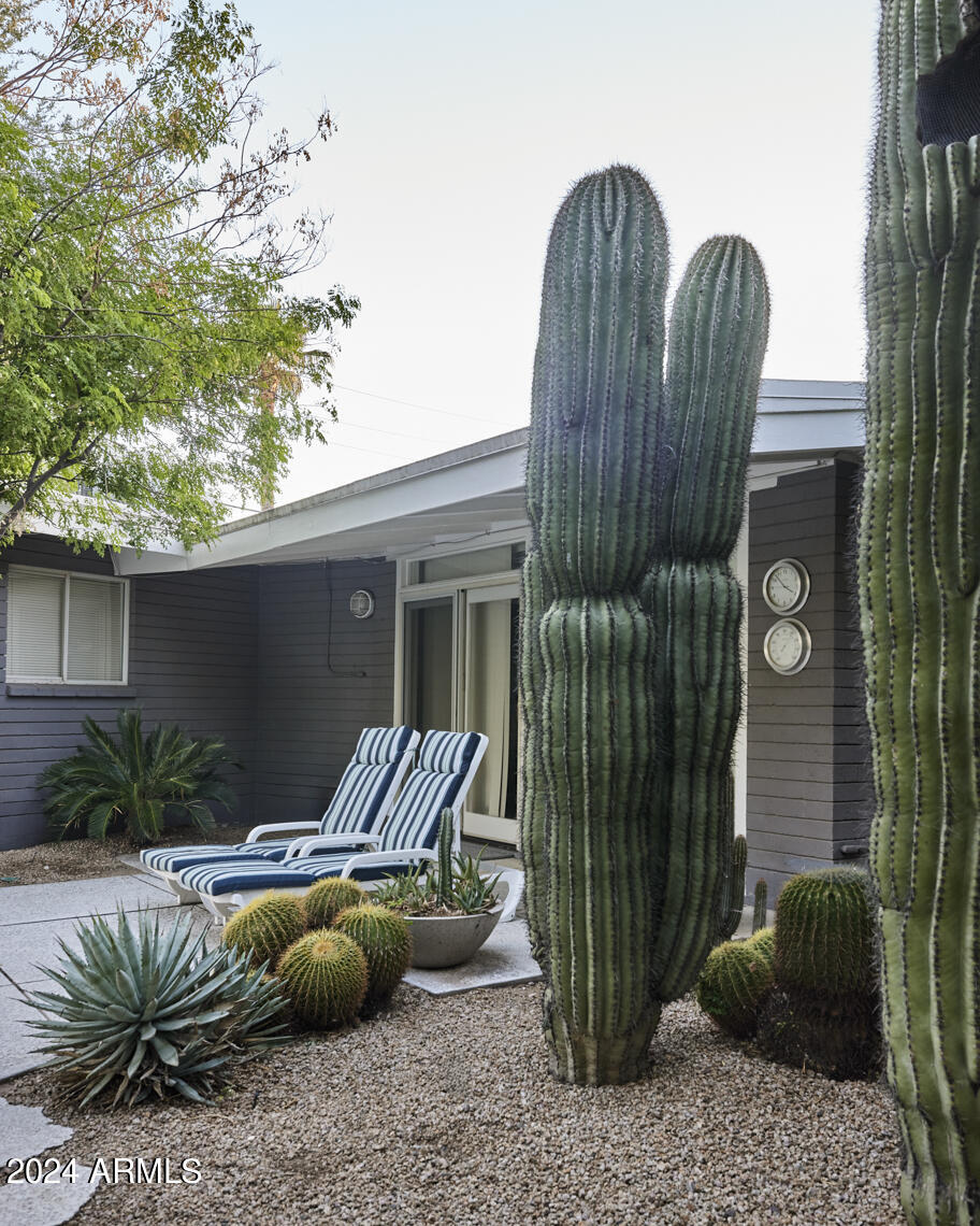 2201 E MARSHALL Avenue