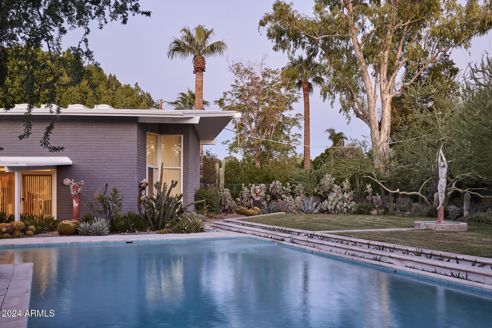 2201 E MARSHALL Avenue