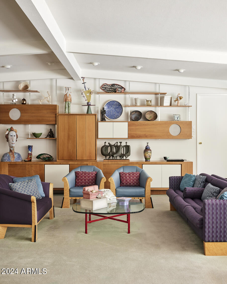 2201 E MARSHALL Avenue