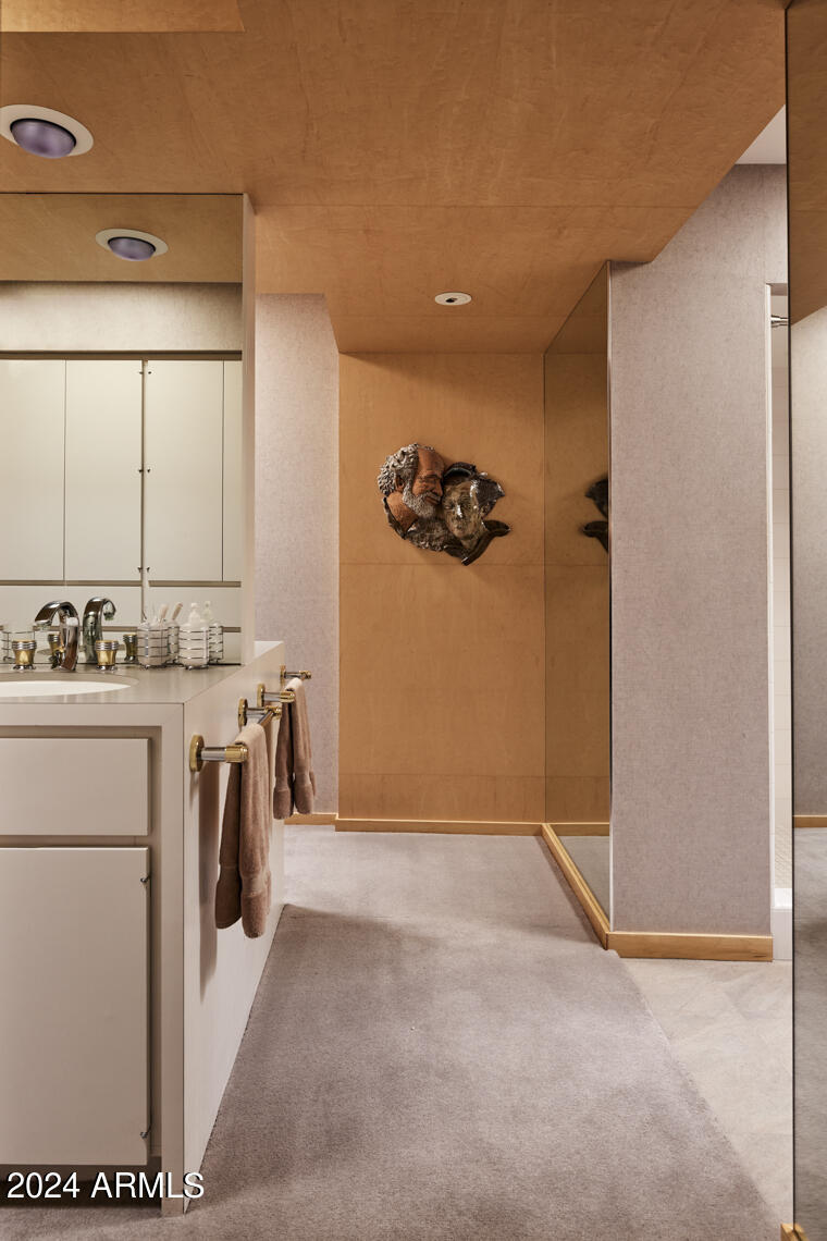 2201 E MARSHALL Avenue