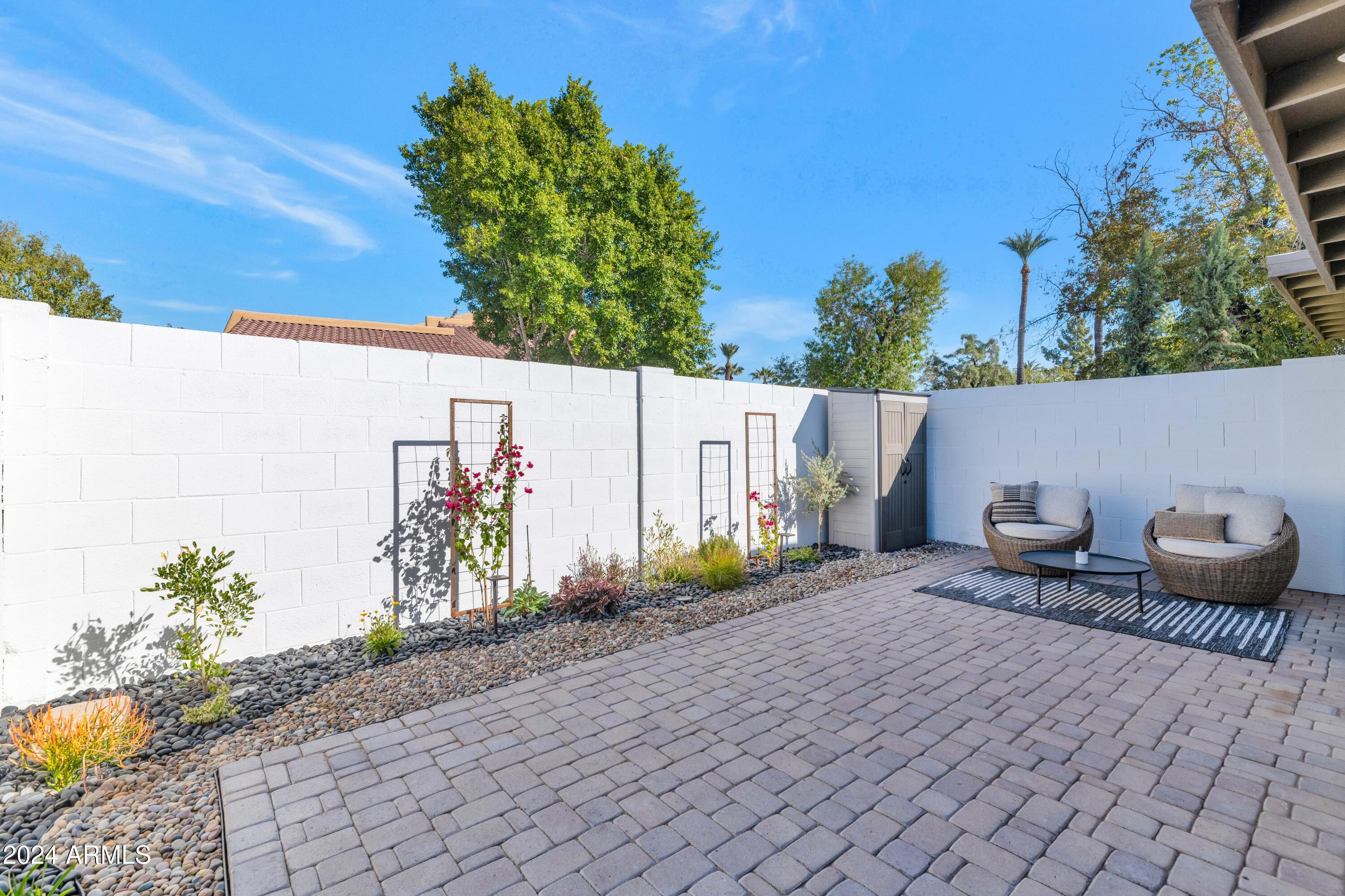 8 W CASA HERMOSA Drive