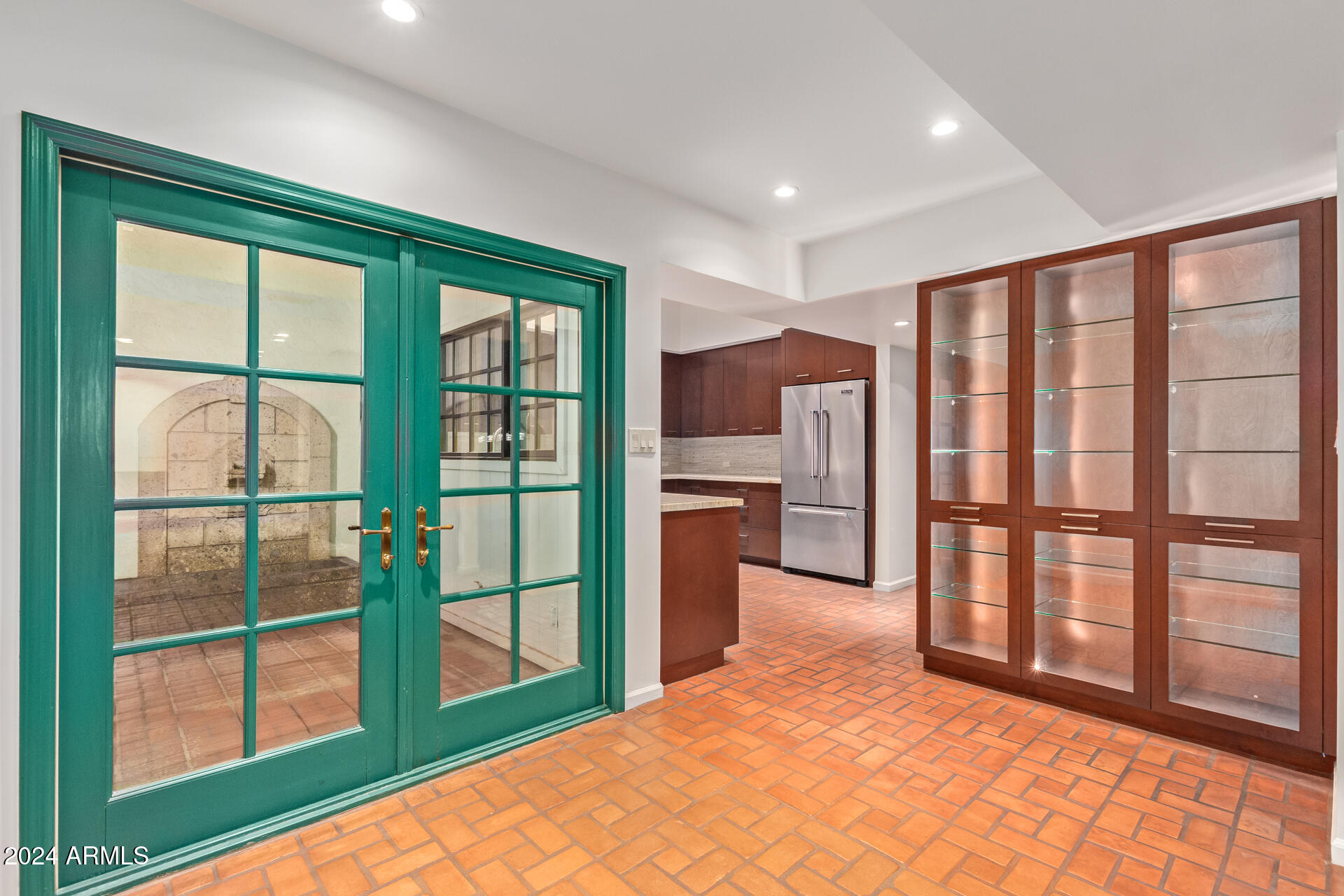 6827 N 4TH Place