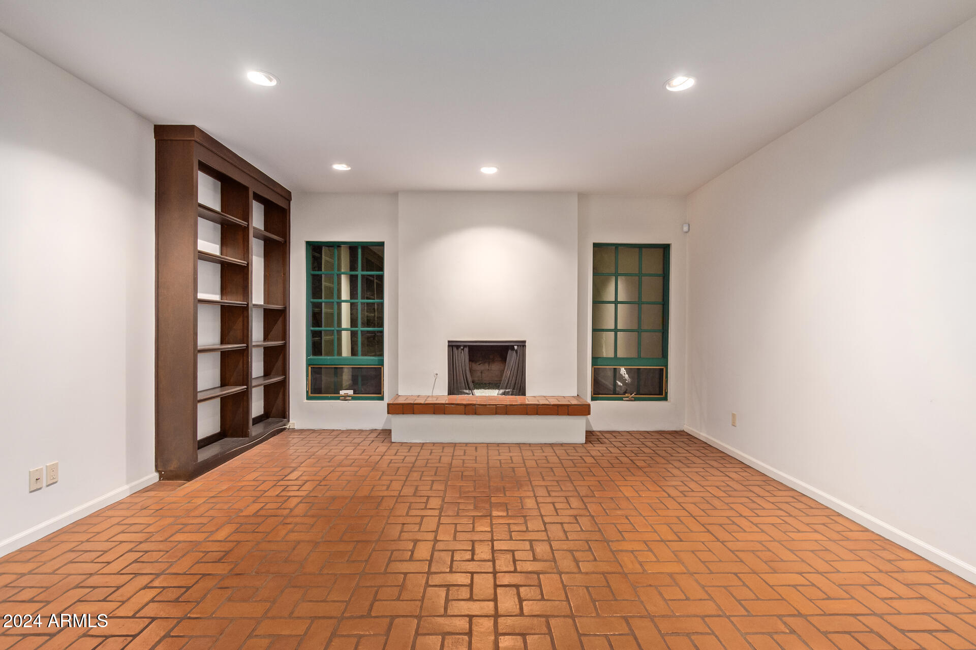 6827 N 4TH Place