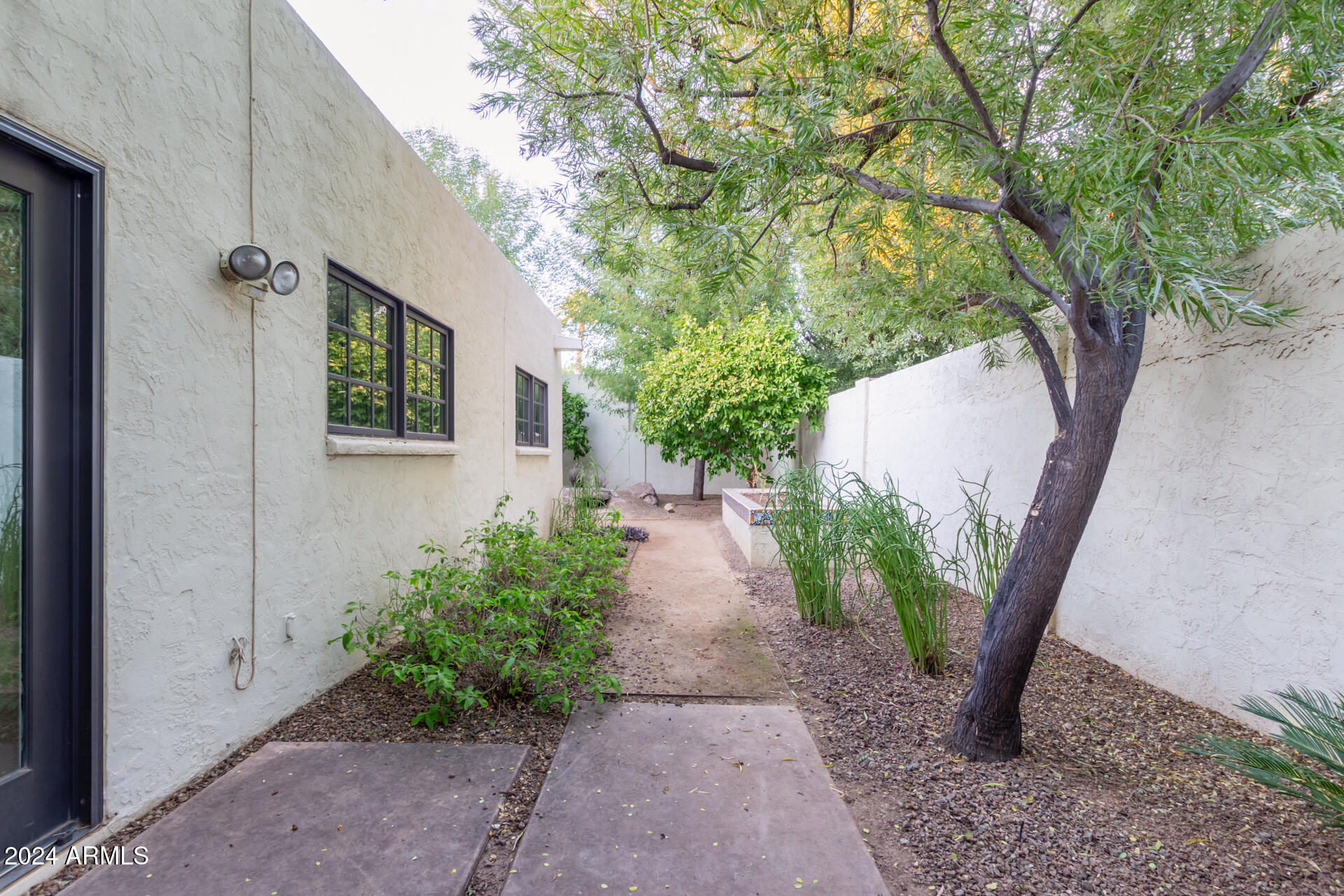6827 N 4TH Place