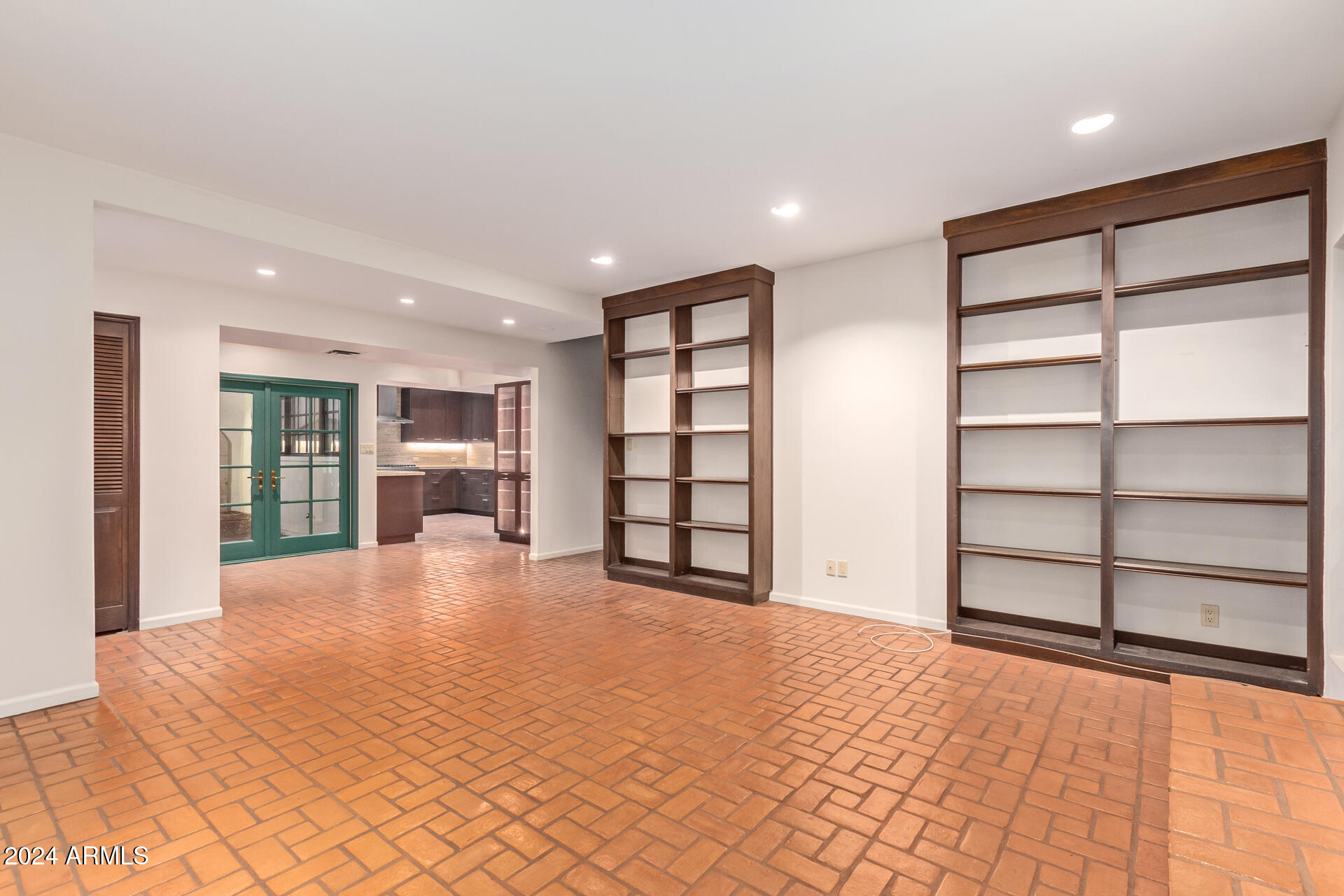 6827 N 4TH Place