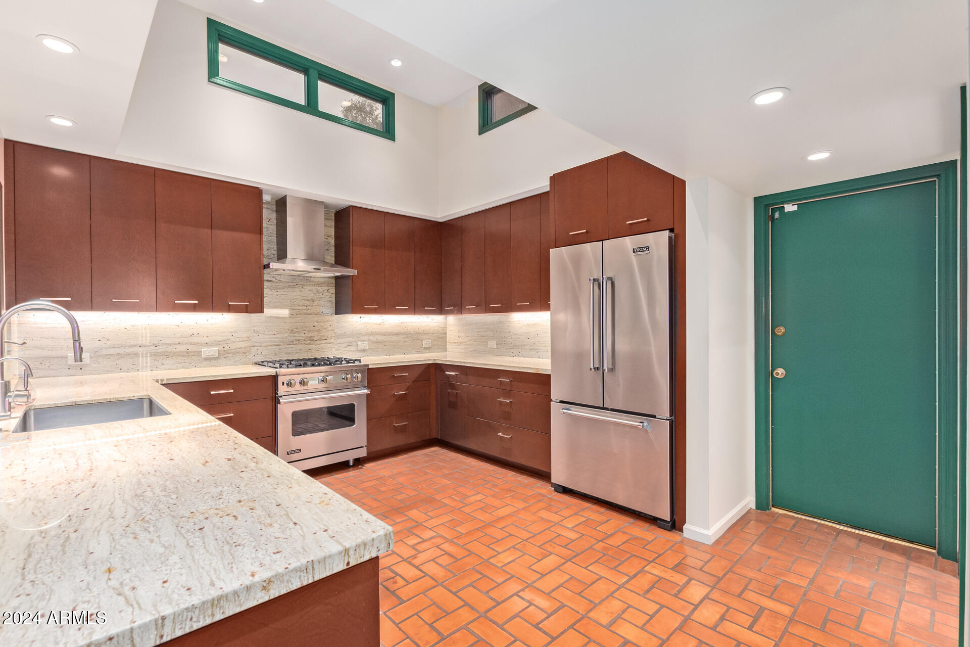 6827 N 4TH Place