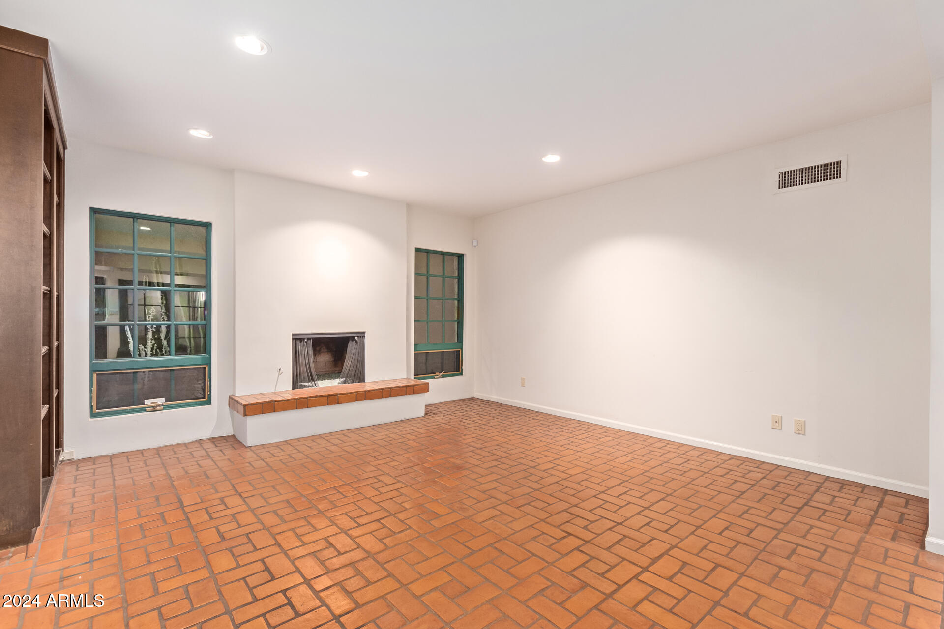 6827 N 4TH Place