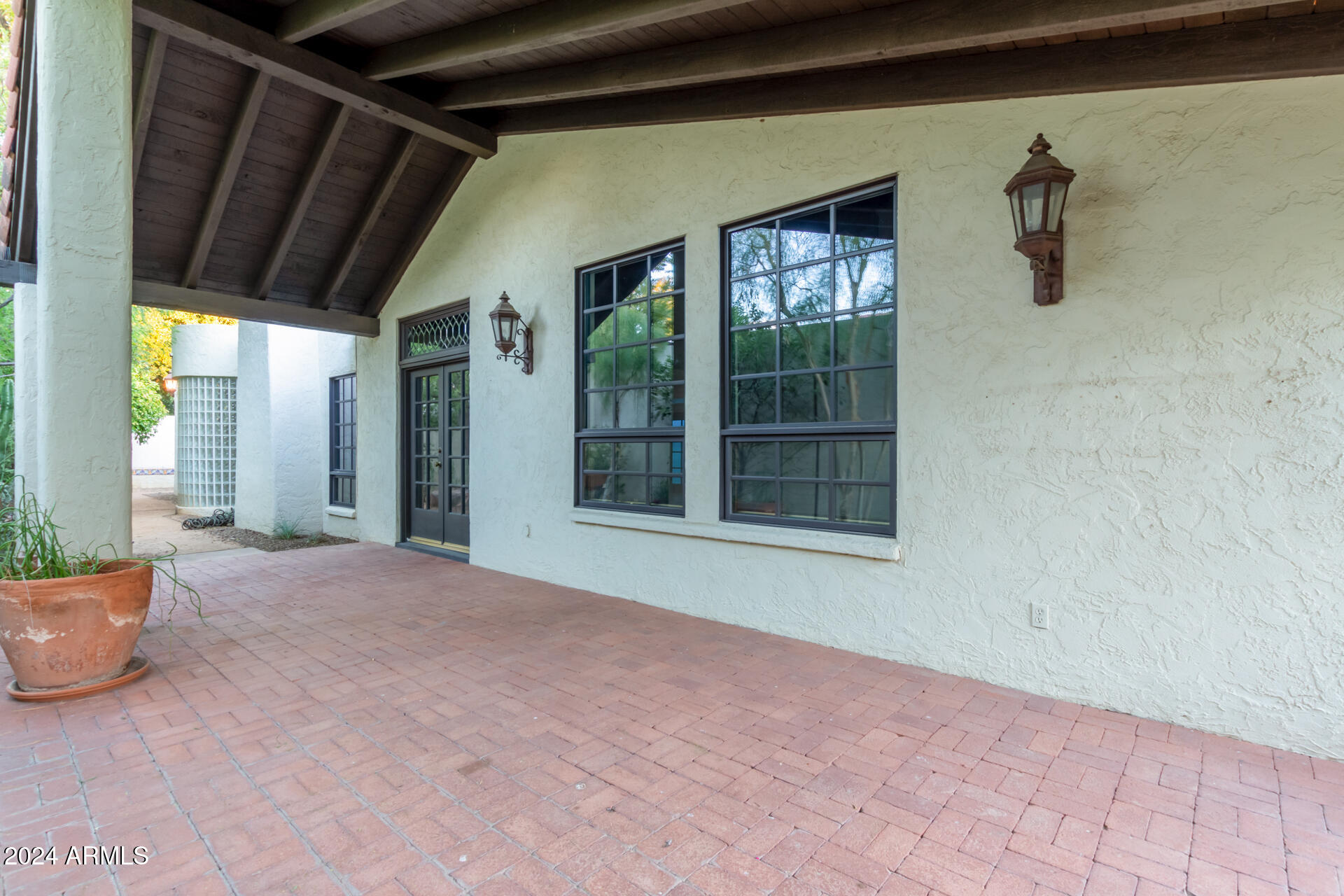6827 N 4TH Place