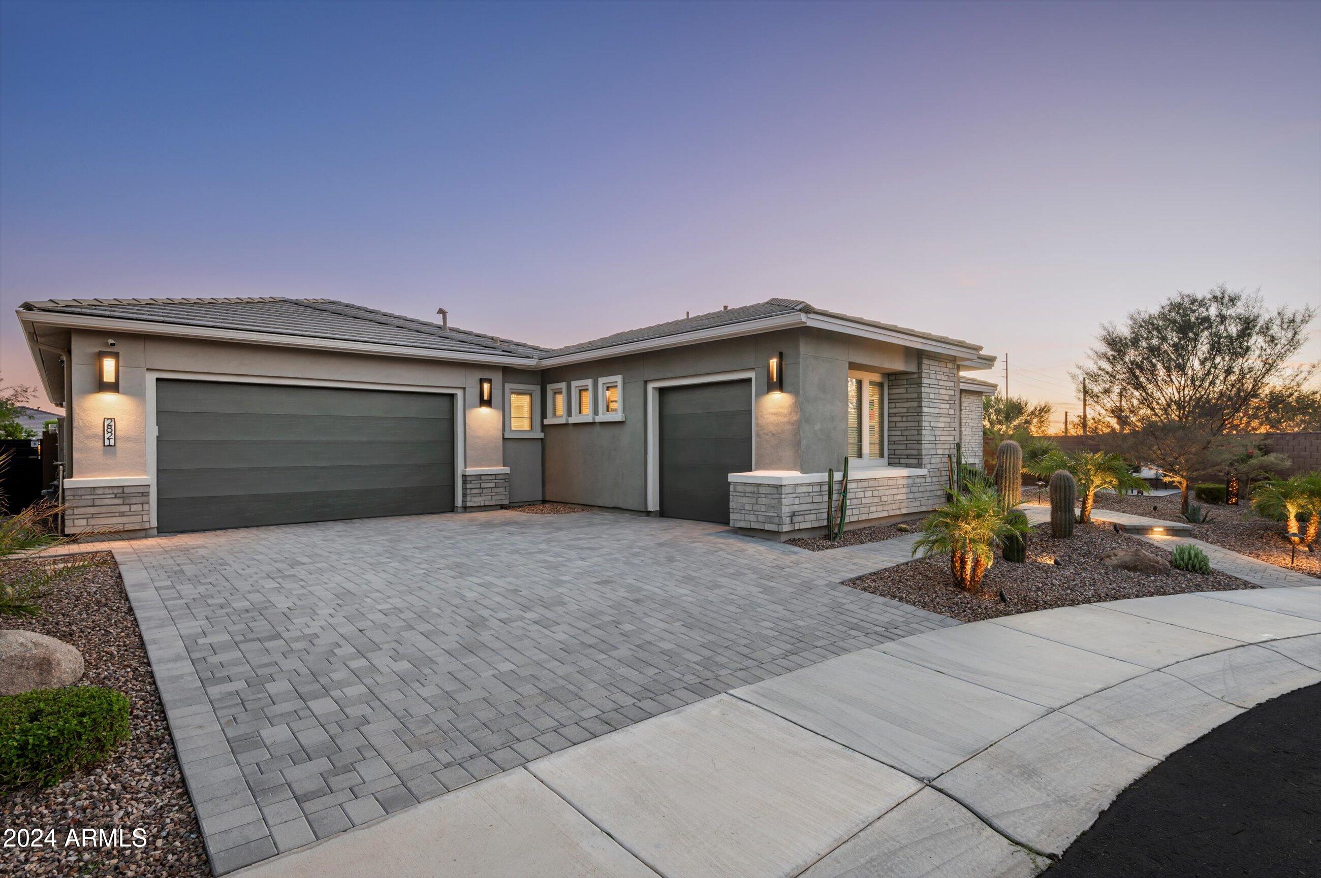 2821 E CASHMAN Drive