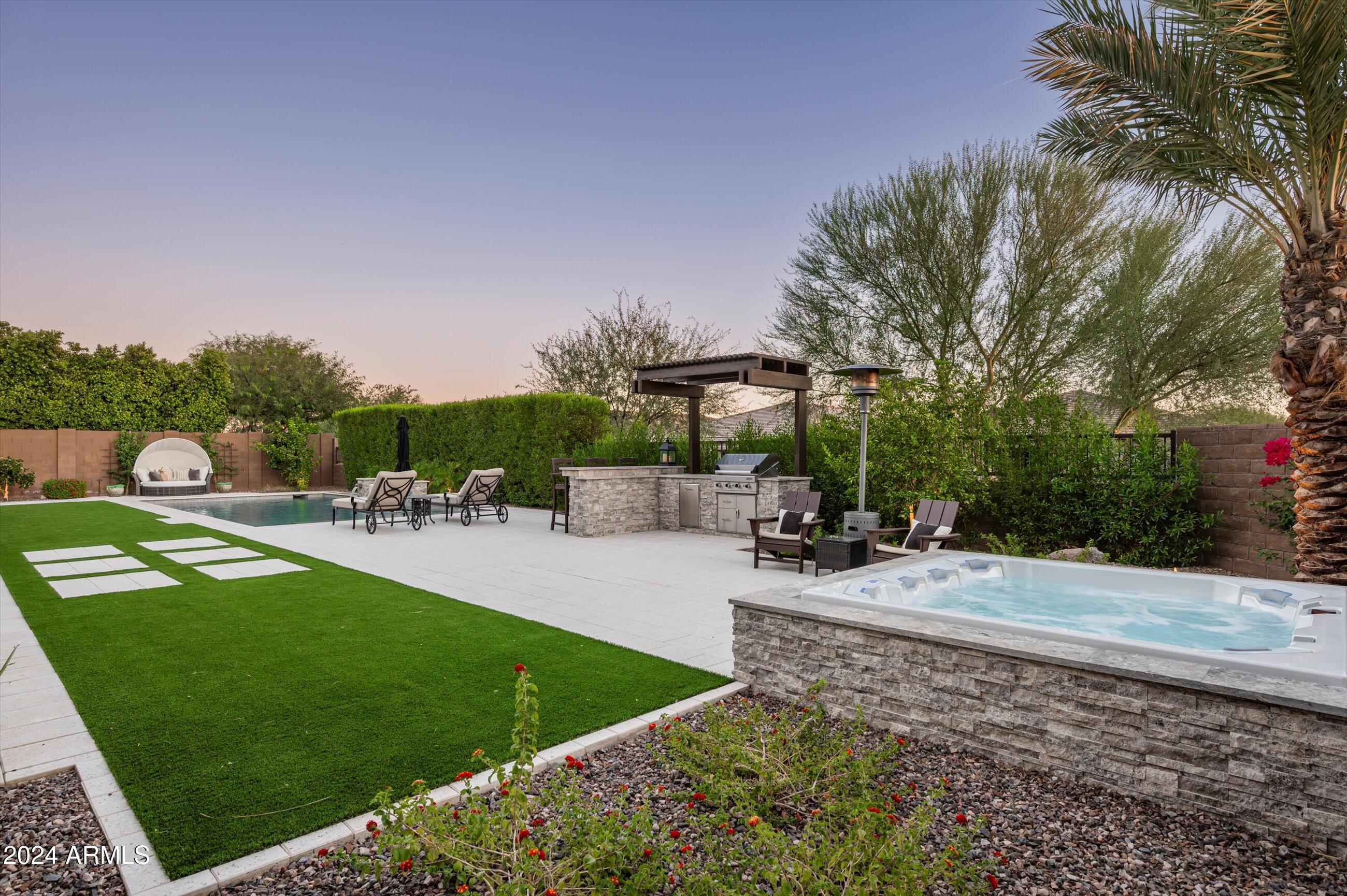 2821 E CASHMAN Drive