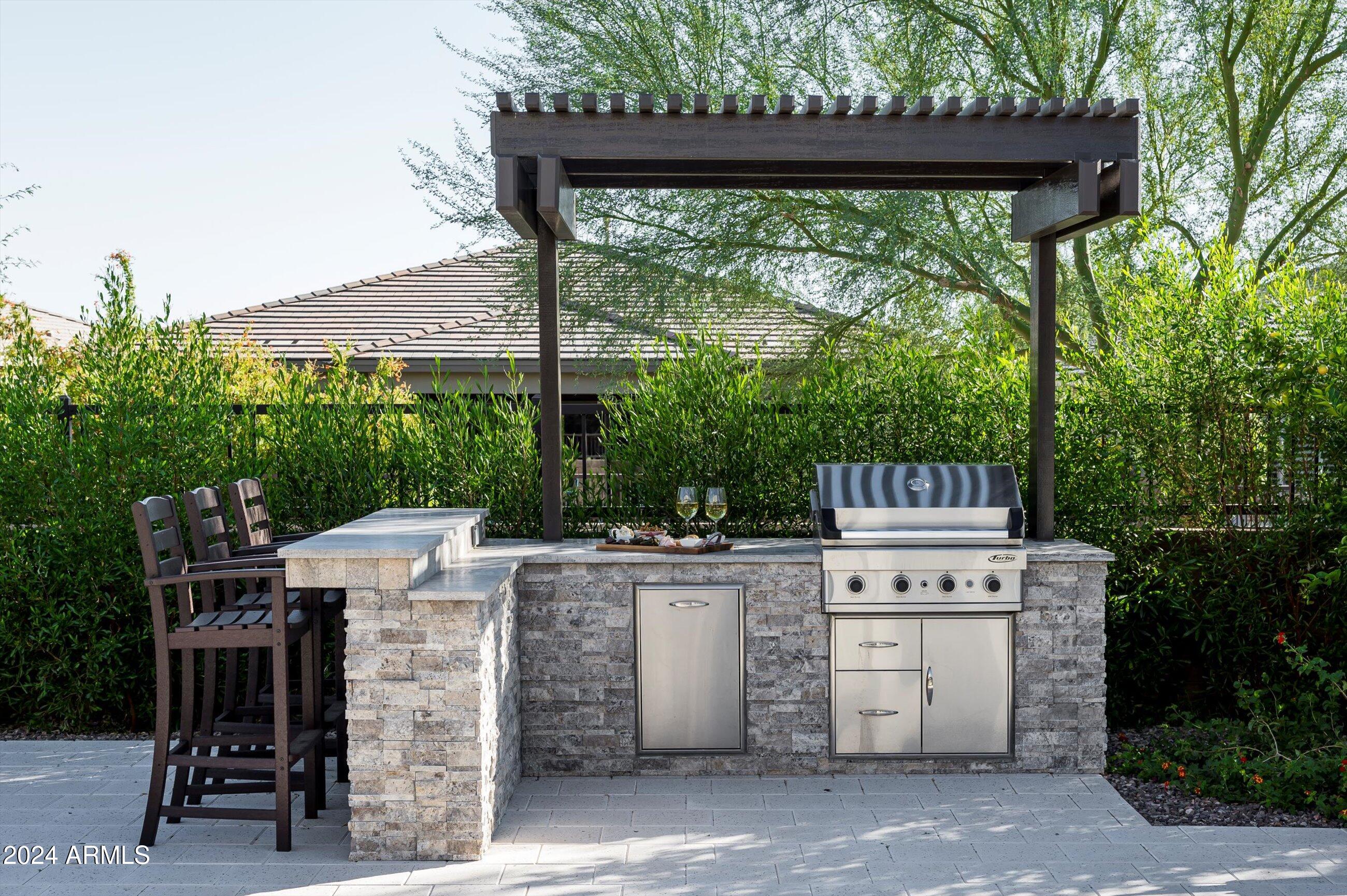 2821 E CASHMAN Drive