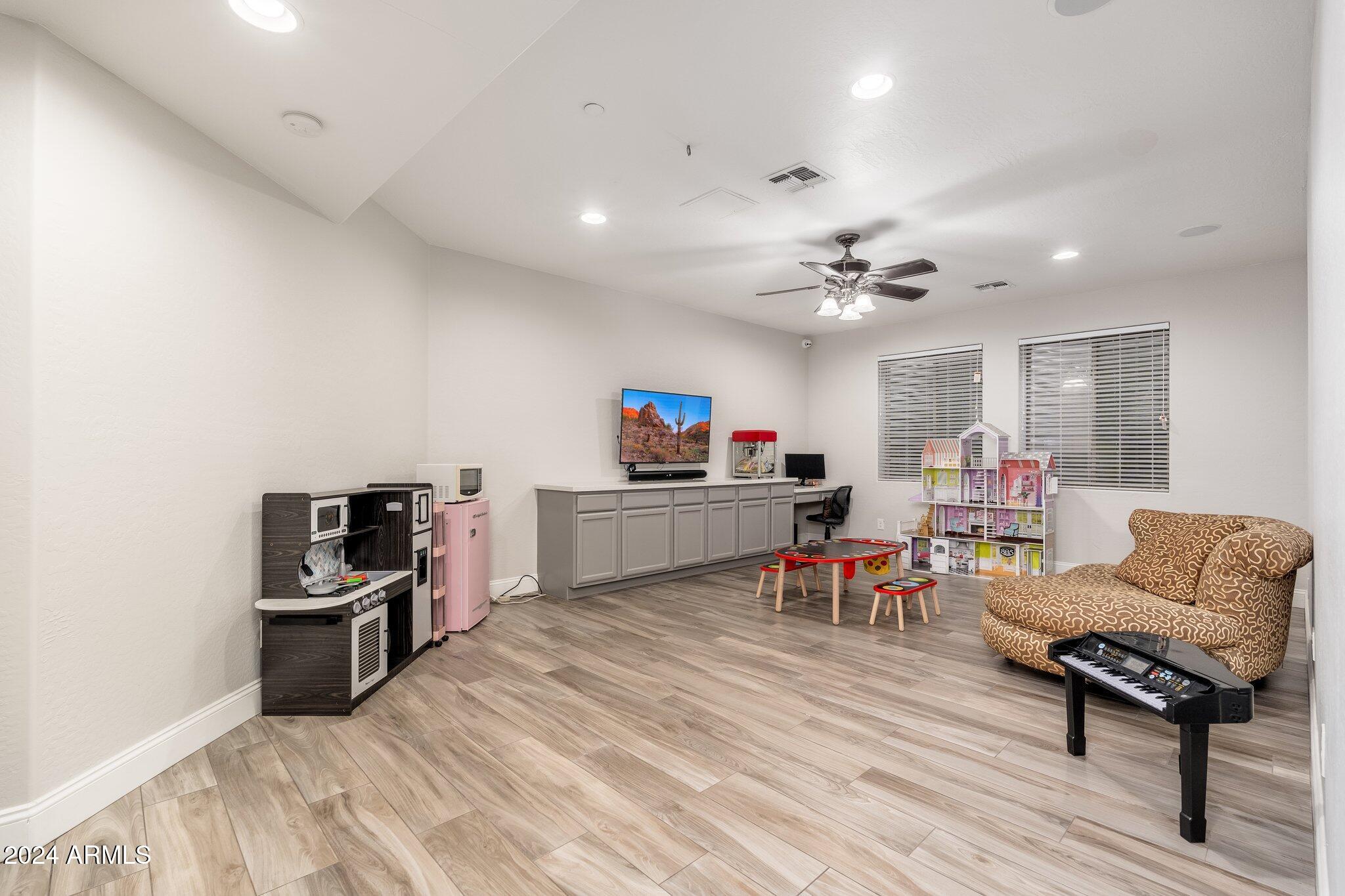 3935 E PARKSIDE Lane