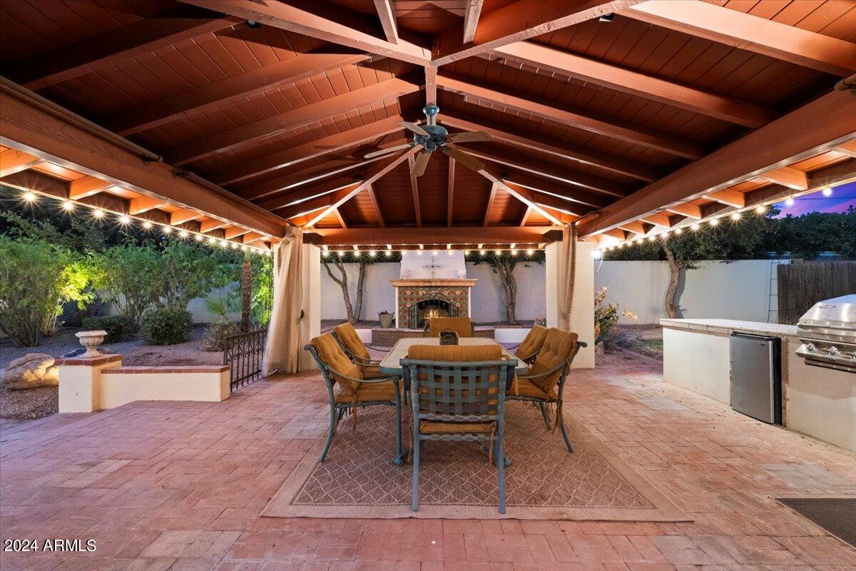 5302 E ARCADIA Lane