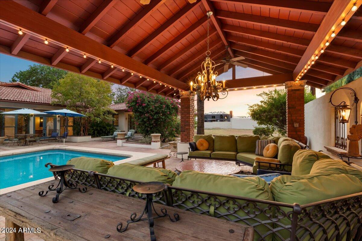 5302 E ARCADIA Lane
