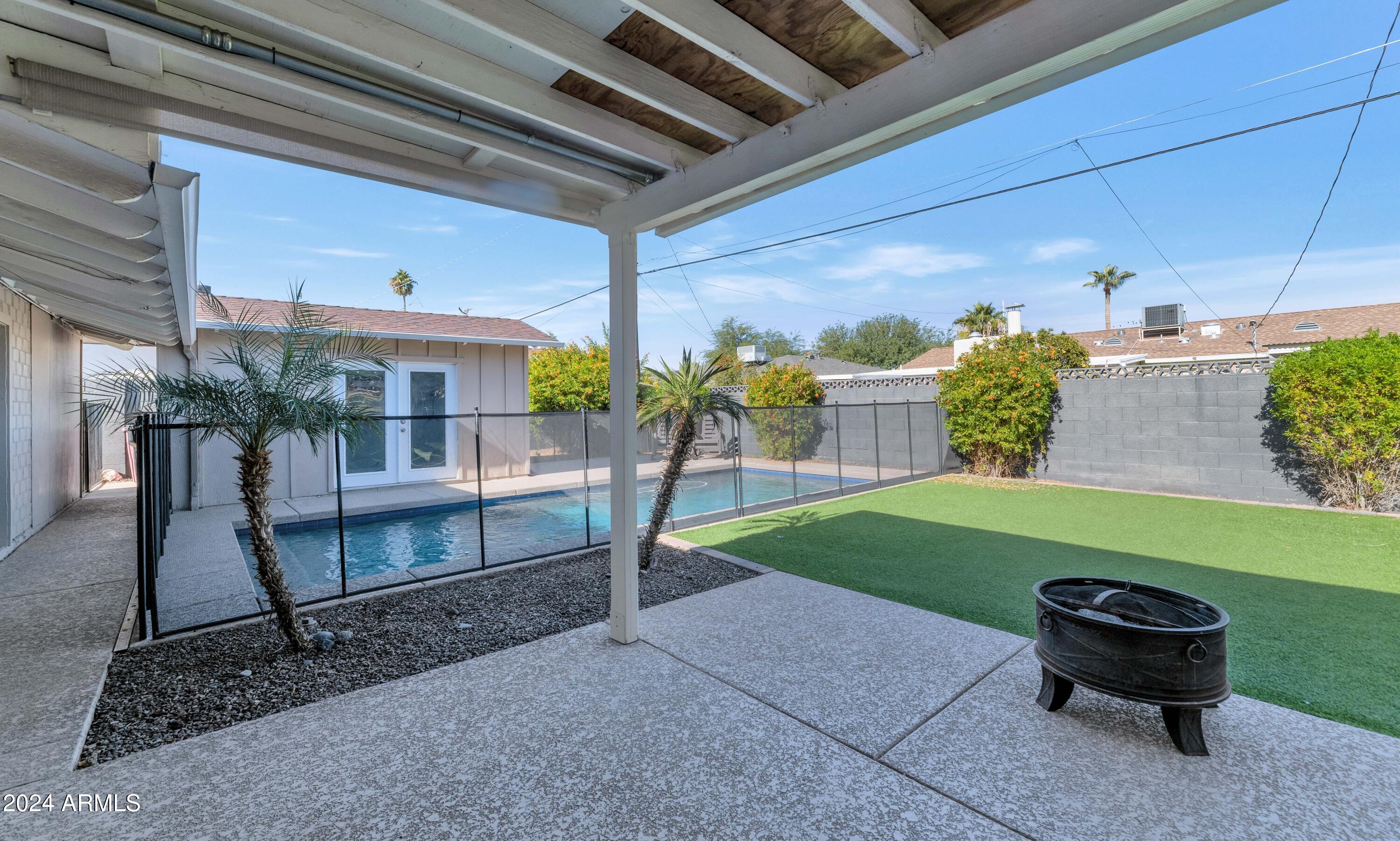 8302 E COLUMBUS Avenue