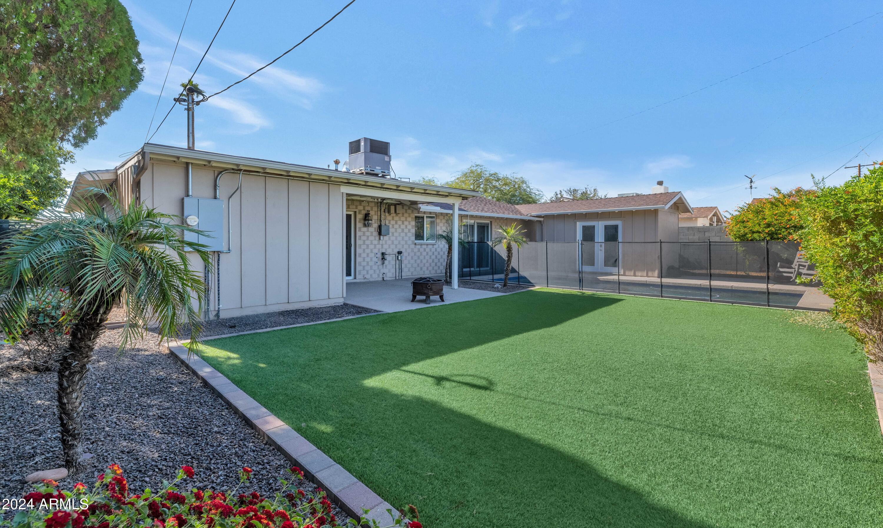 8302 E COLUMBUS Avenue